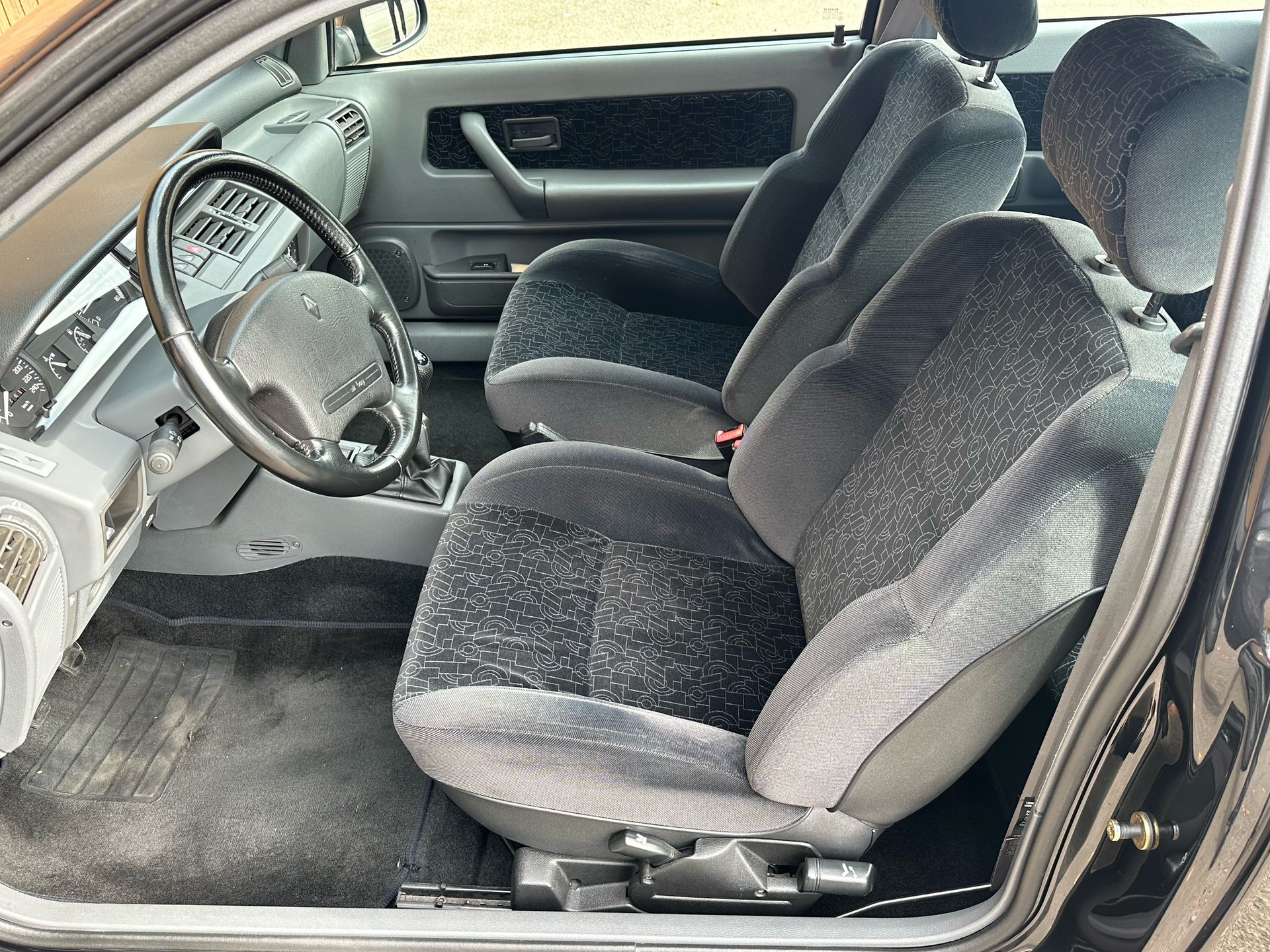 RENAULT Clio 1.8 16V-image-8