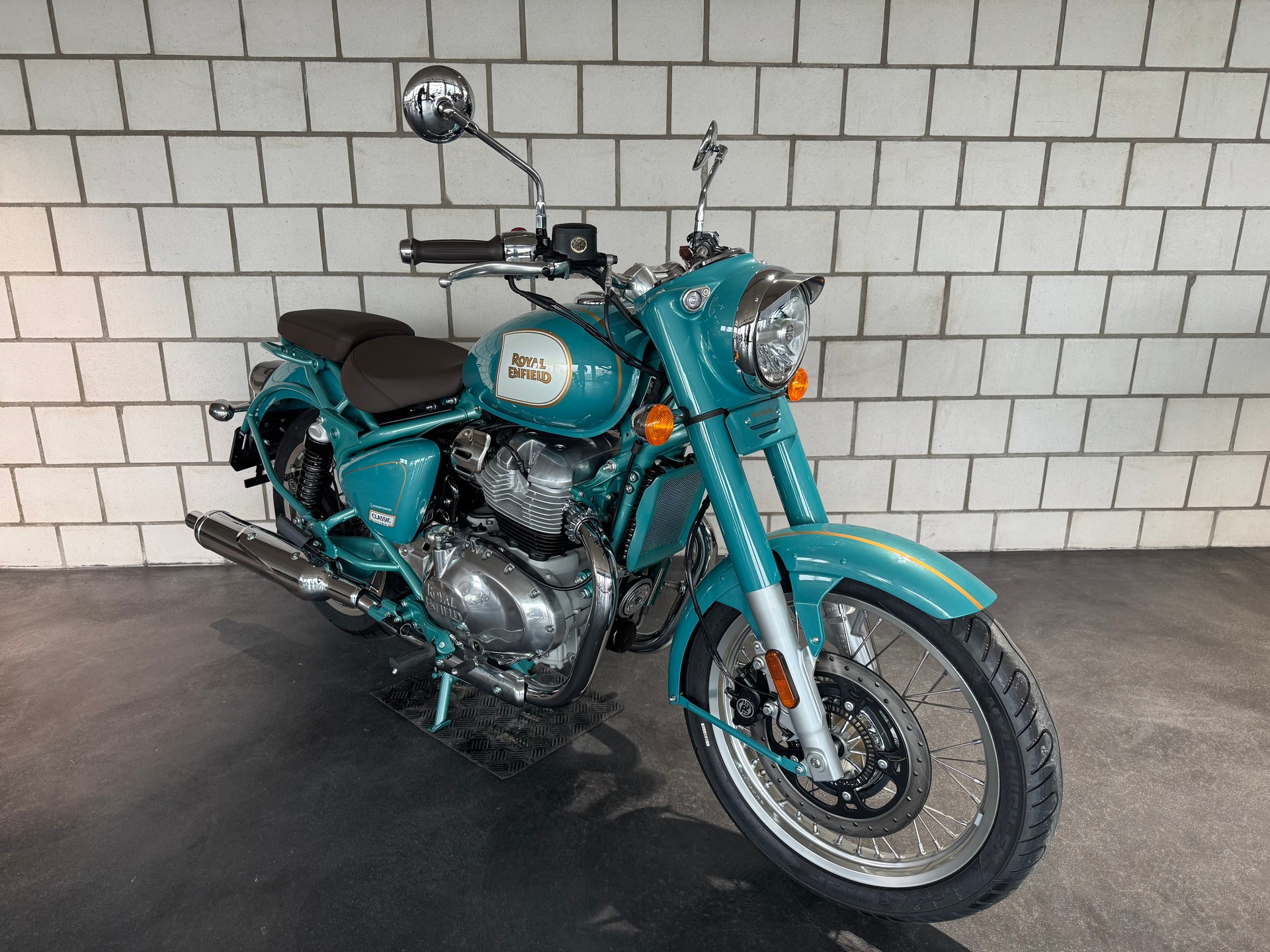 ROYAL ENFIELD Classic 650-showroom-element-1