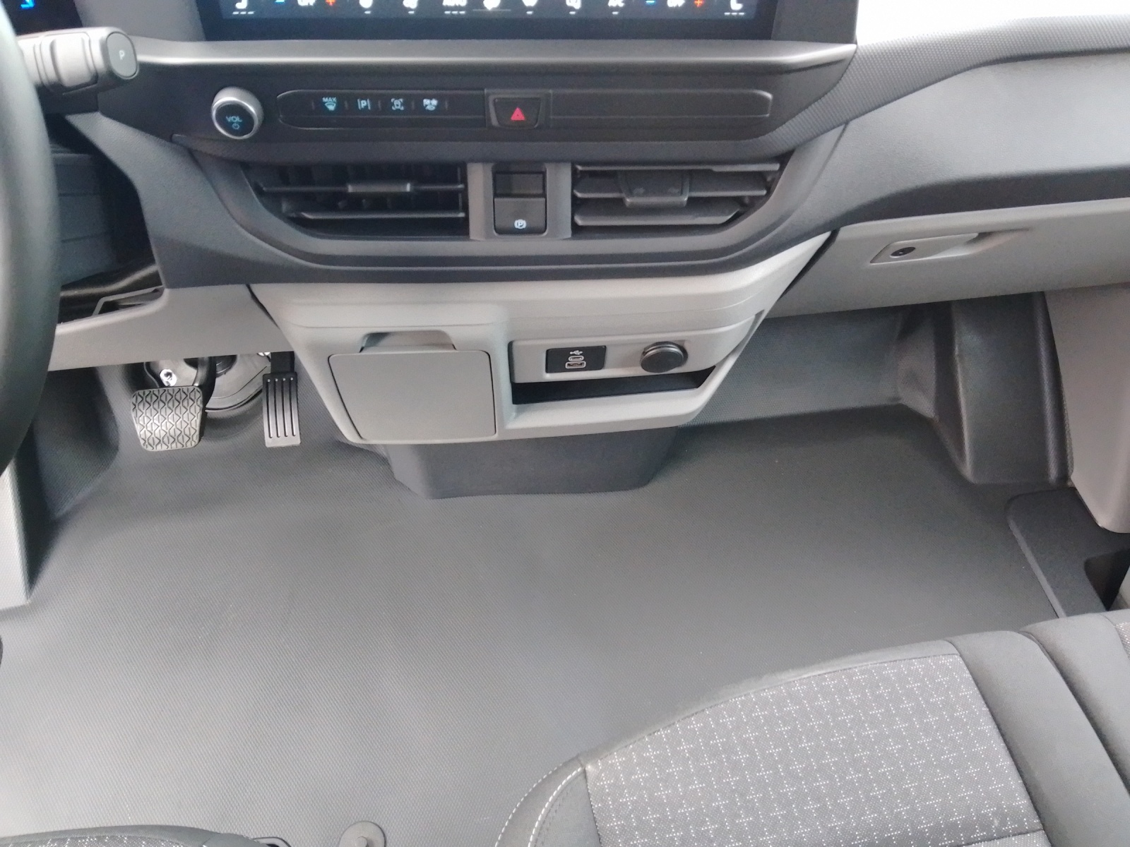 FORD E-Transit Custom Van 320 L1 Trend-image-11