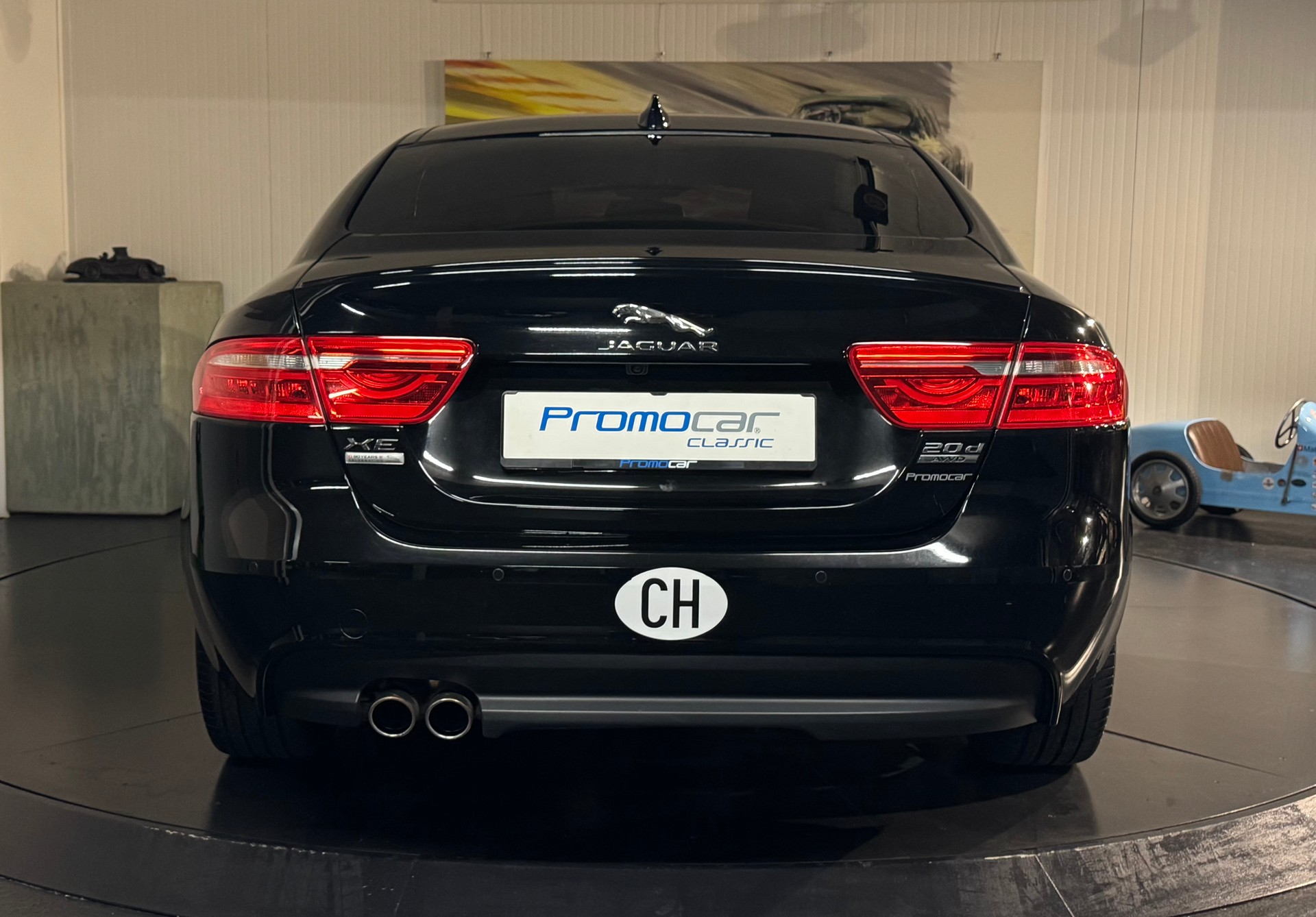 JAGUAR XE 20d AWD R-Sport 90 Years Celebration-showroom-element-3