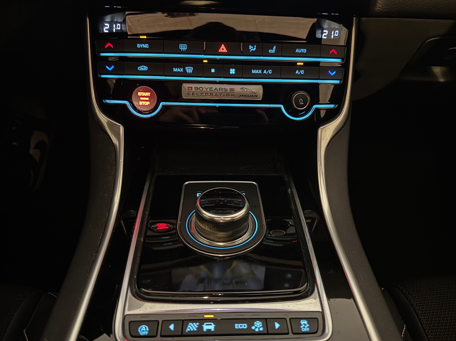 JAGUAR XE 20d AWD R-Sport 90 Years Celebration-image-14