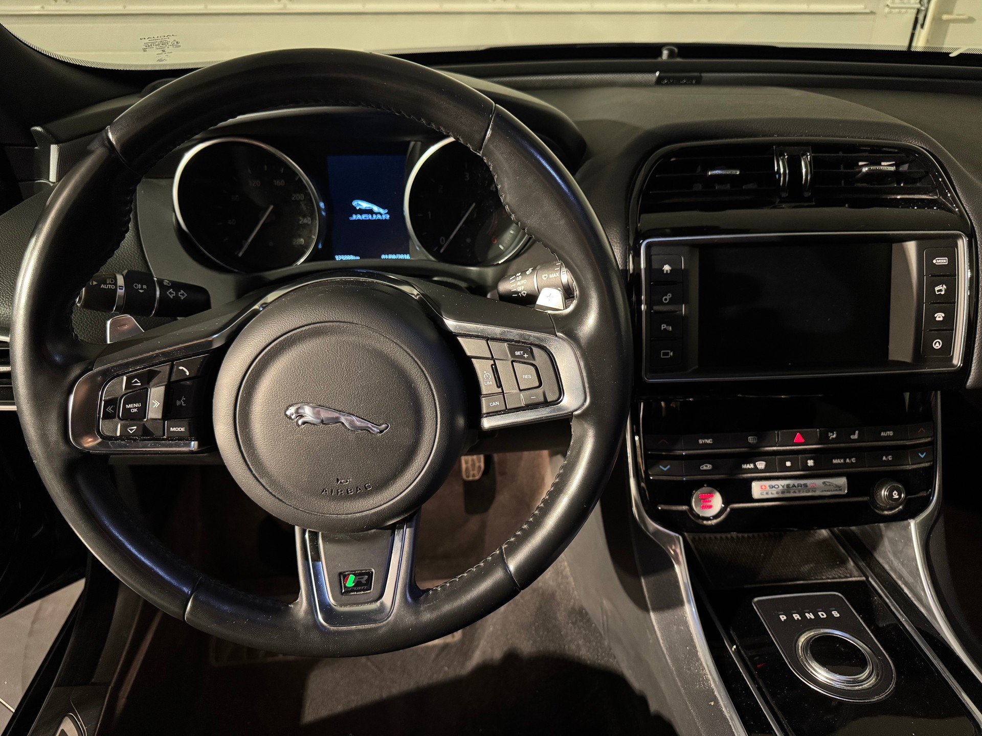 JAGUAR XE 20d AWD R-Sport 90 Years Celebration-image-11