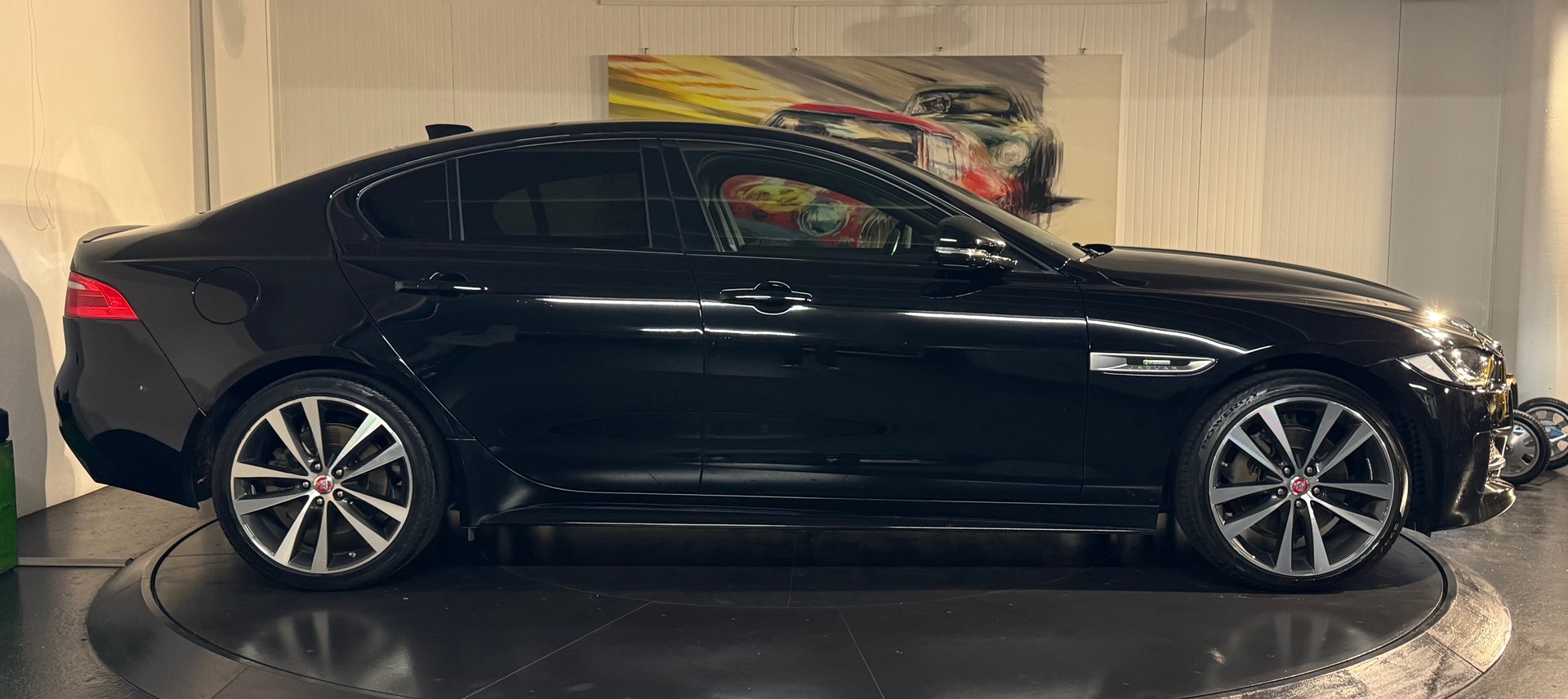 JAGUAR XE 20d AWD R-Sport 90 Years Celebration-image-5