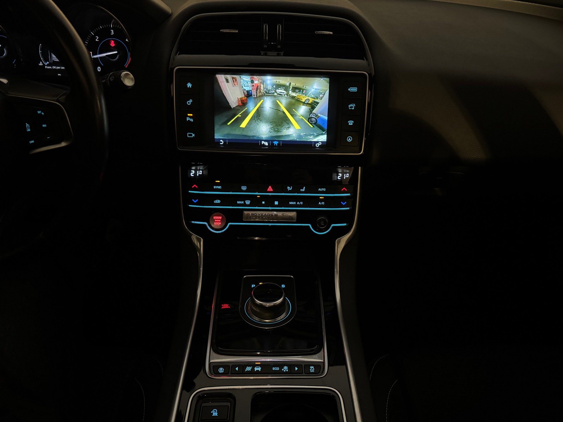 JAGUAR XE 20d AWD R-Sport 90 Years Celebration-image-12