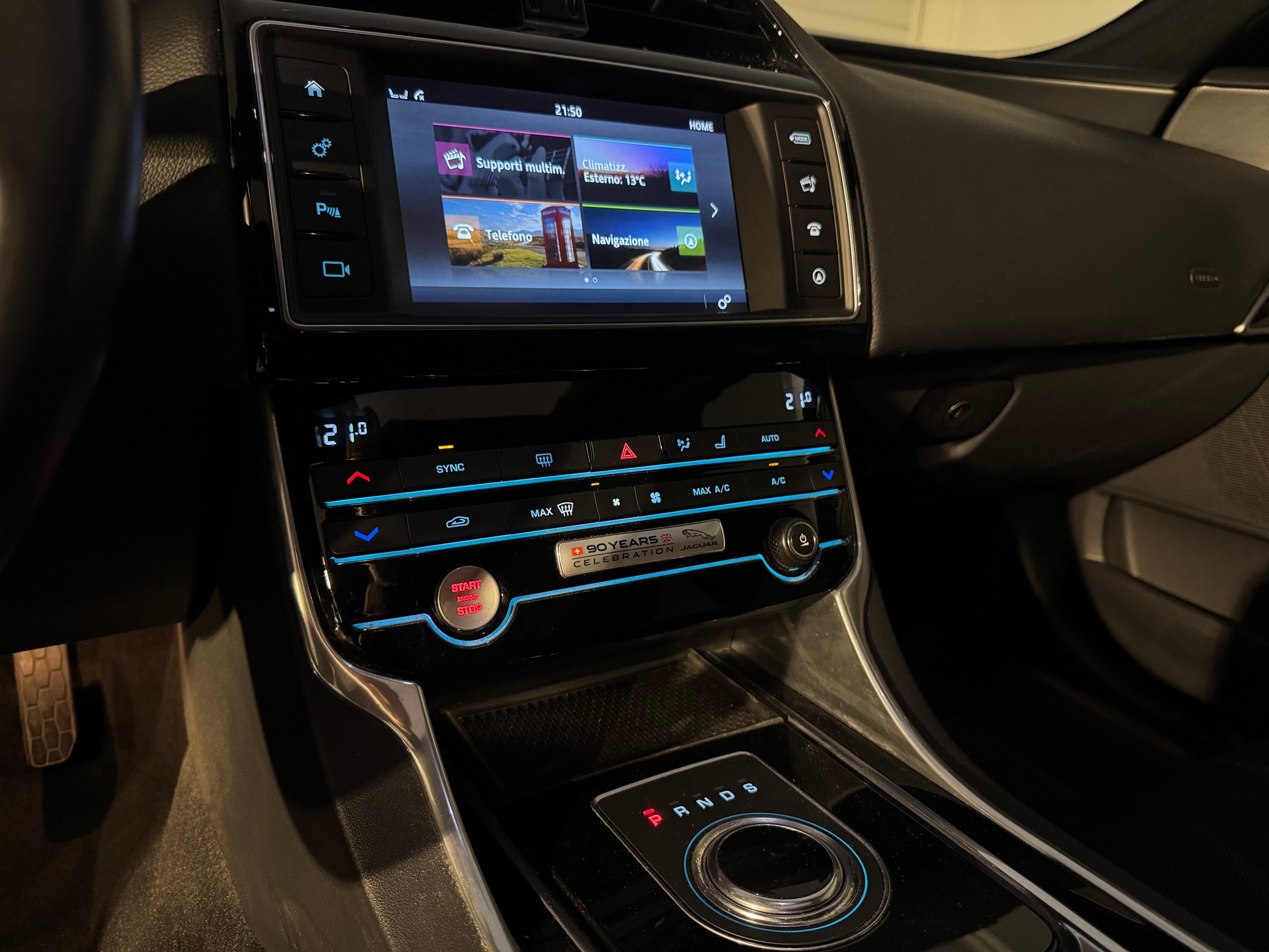 JAGUAR XE 20d AWD R-Sport 90 Years Celebration-image-13