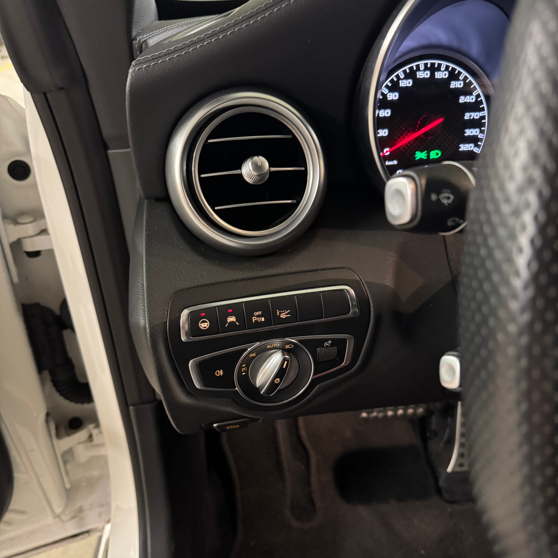 MERCEDES-BENZ C 63 Cabriolet AMG Speedshift-image-14