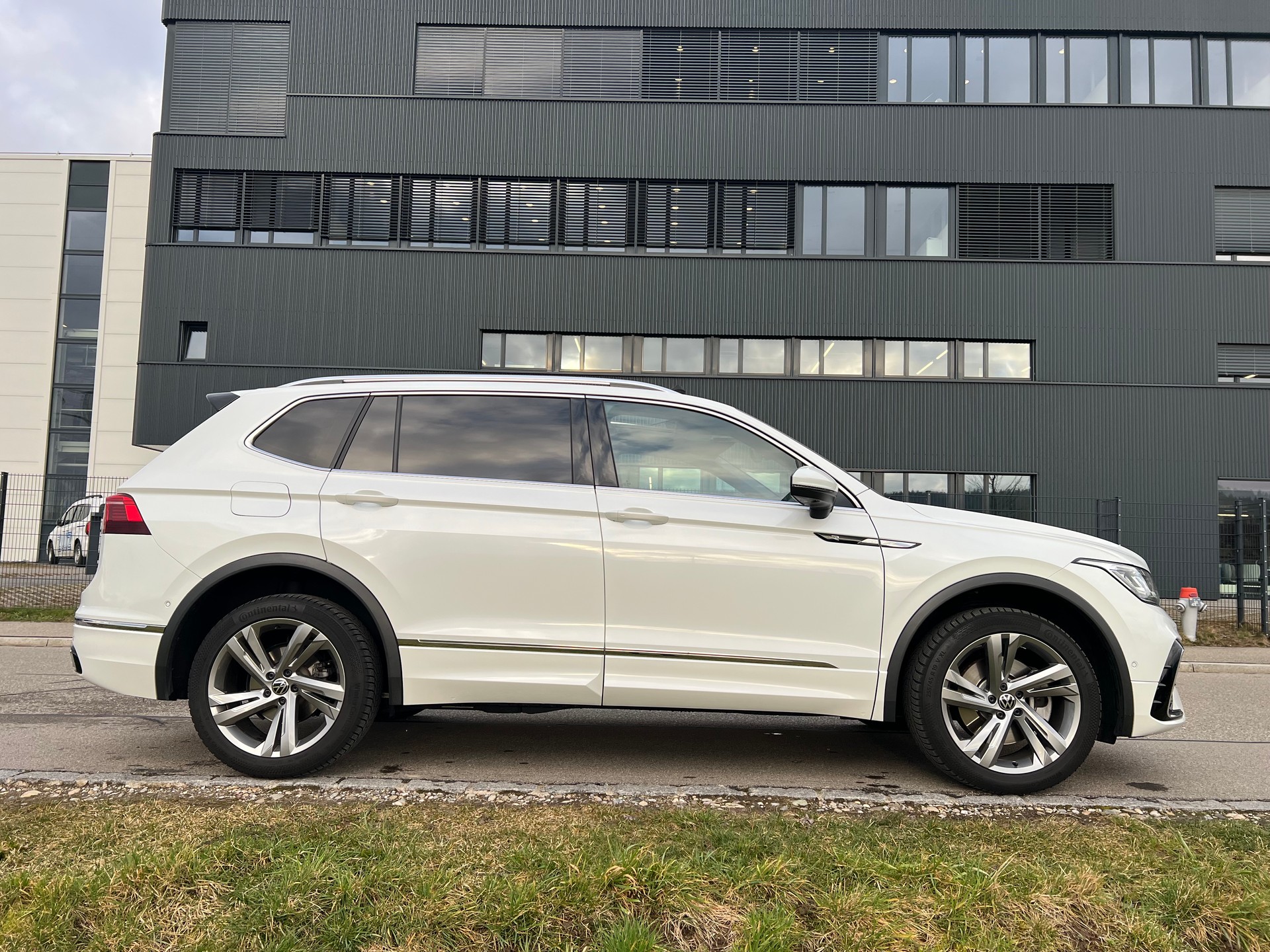 VW Tiguan Allspace 2.0TSI R-Line 4Motion DSG-image-16