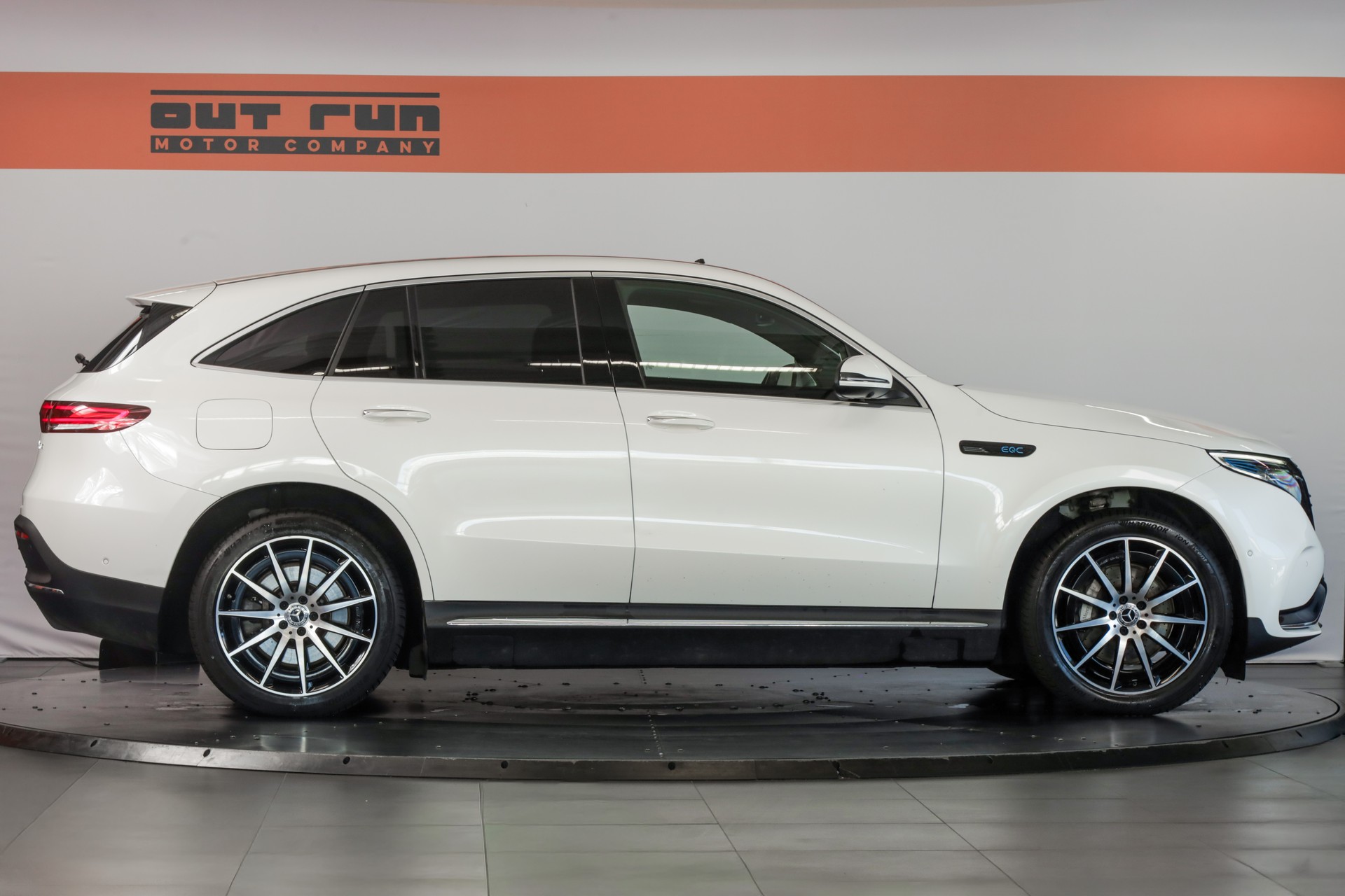 MERCEDES-BENZ EQC 400 AMG Line 4Matic-showroom-element-3