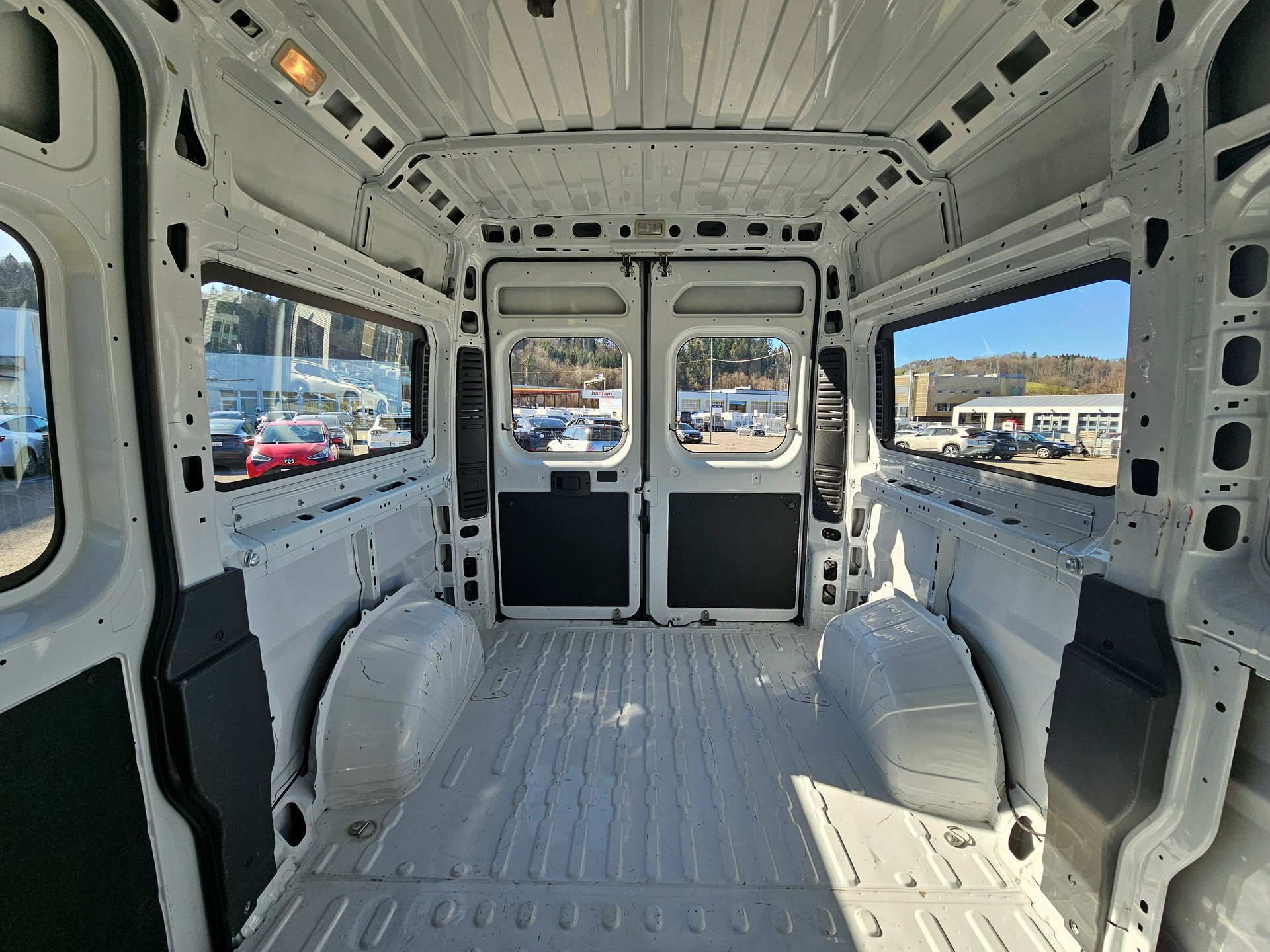 PEUGEOT Boxer 2.2 HDI 335 L2H2 verglast EAT8-image-15