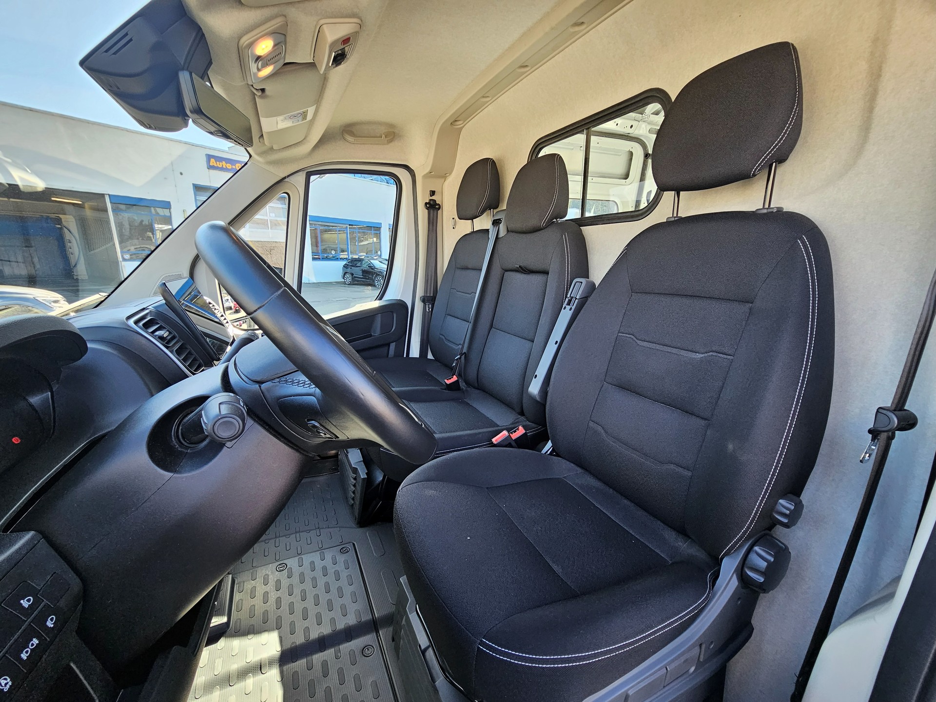 PEUGEOT Boxer 2.2 HDI 335 L2H2 verglast EAT8-image-7