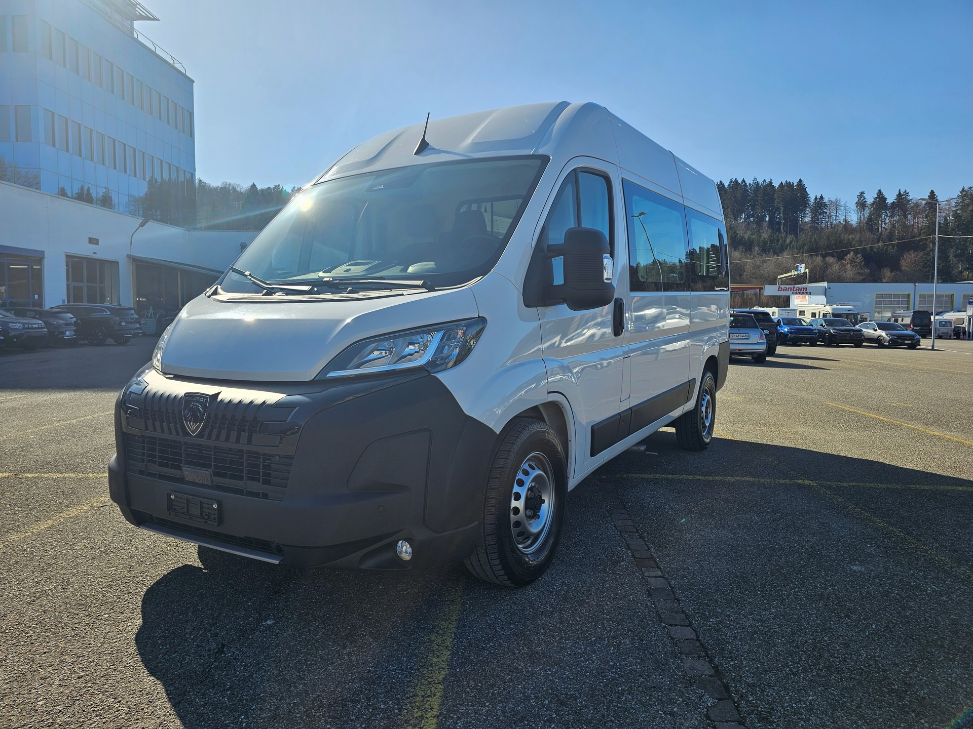 PEUGEOT Boxer 2.2 HDI 335 L2H2 verglast EAT8-image-0