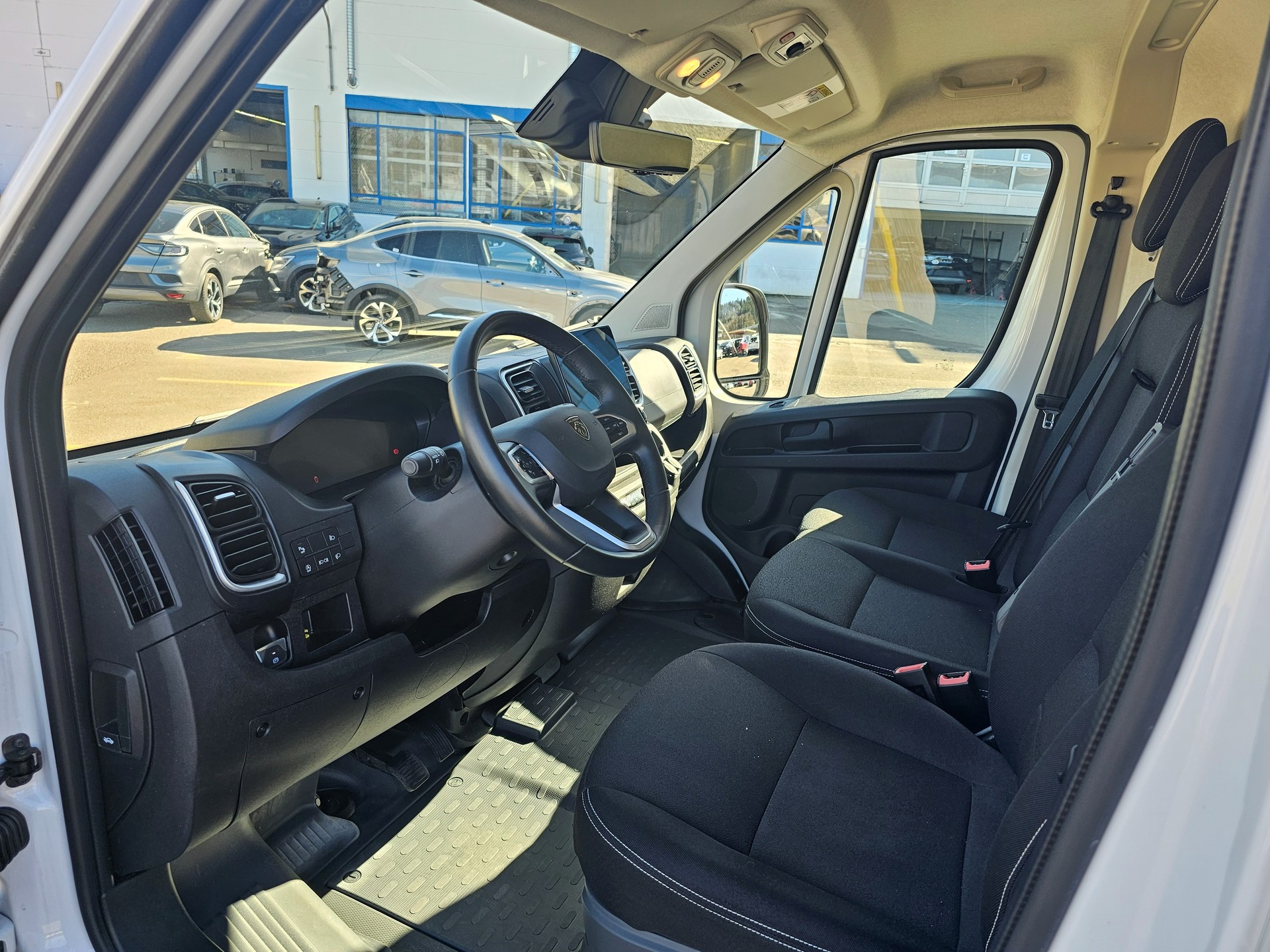 PEUGEOT Boxer 2.2 HDI 335 L2H2 verglast EAT8-image-6