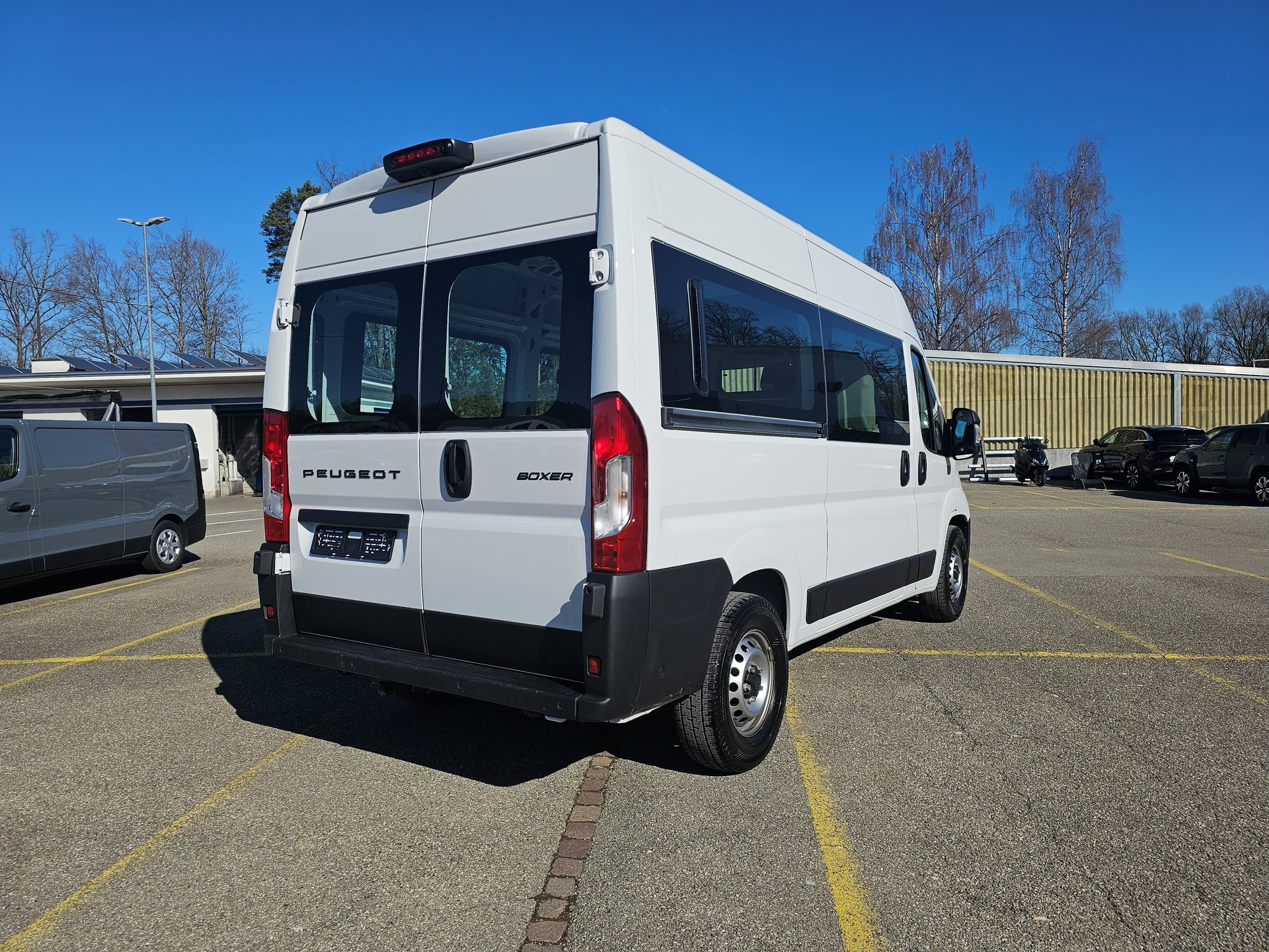PEUGEOT Boxer 2.2 HDI 335 L2H2 verglast EAT8-image-2