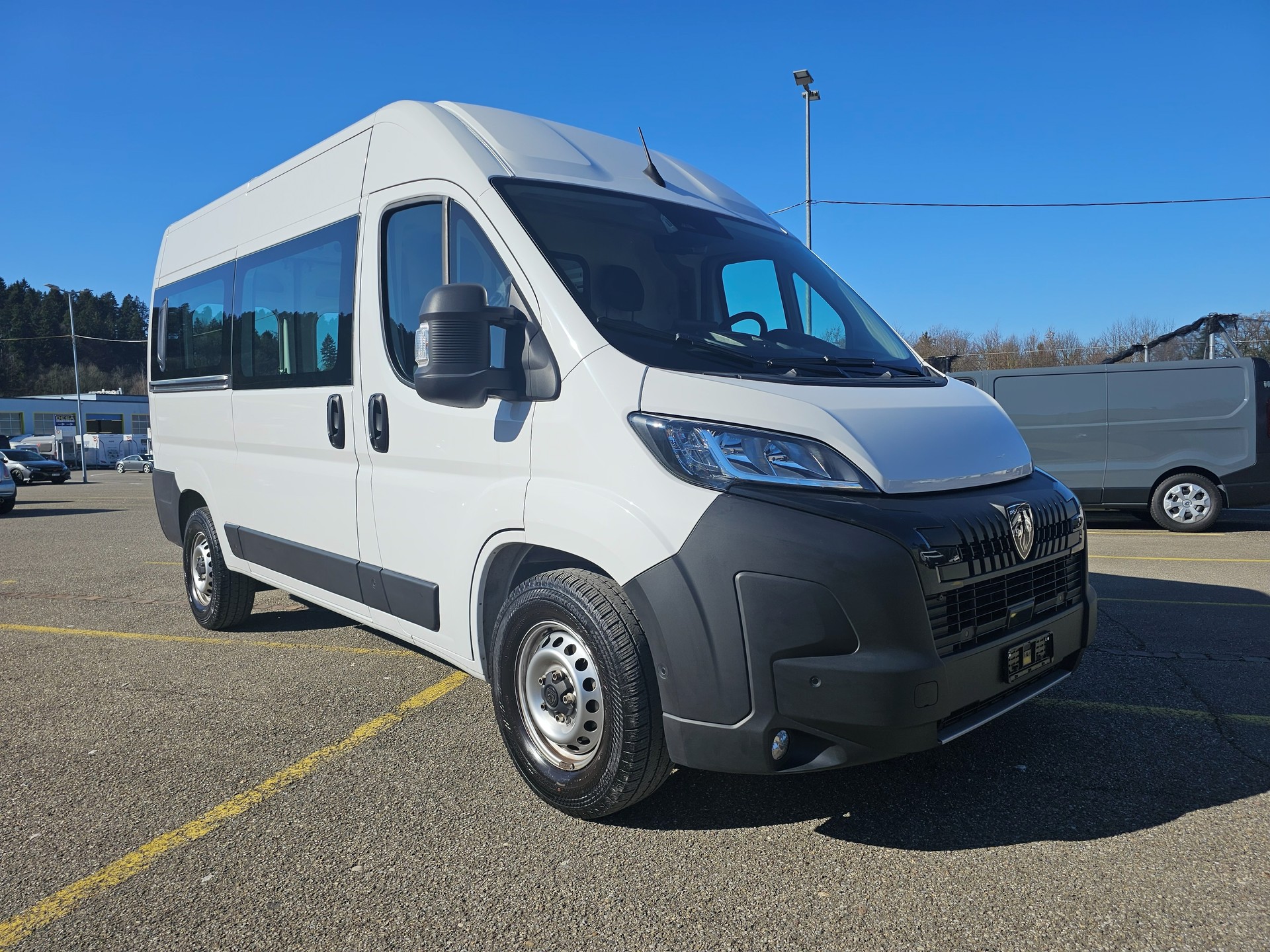PEUGEOT Boxer 2.2 HDI 335 L2H2 verglast EAT8-image-4