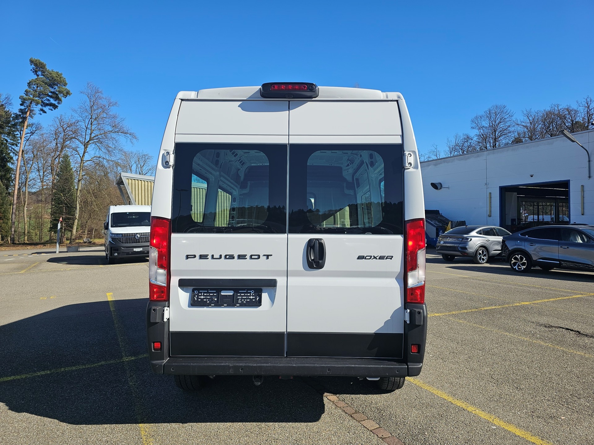 PEUGEOT Boxer 2.2 HDI 335 L2H2 verglast EAT8-image-1
