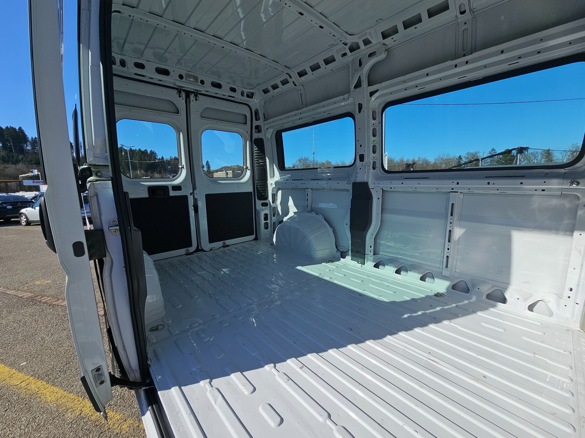 PEUGEOT Boxer 2.2 HDI 335 L2H2 verglast EAT8-image-13