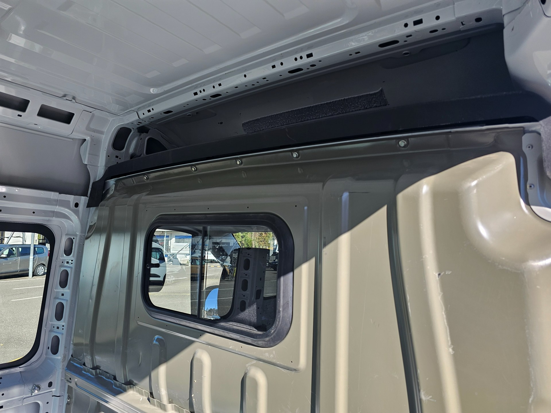 PEUGEOT Boxer 2.2 HDI 335 L2H2 verglast EAT8-image-14