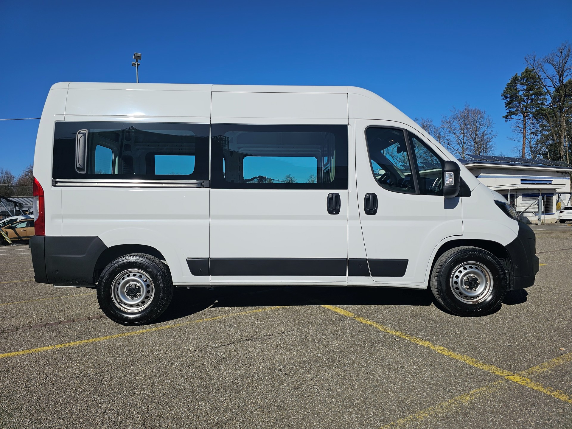 PEUGEOT Boxer 2.2 HDI 335 L2H2 verglast EAT8-image-3