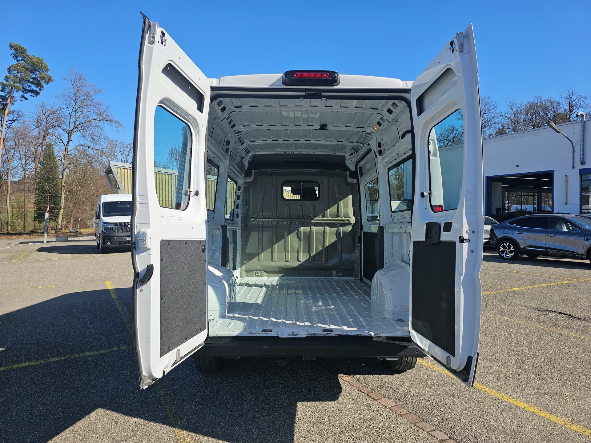 PEUGEOT Boxer 2.2 HDI 335 L2H2 verglast EAT8-image-11