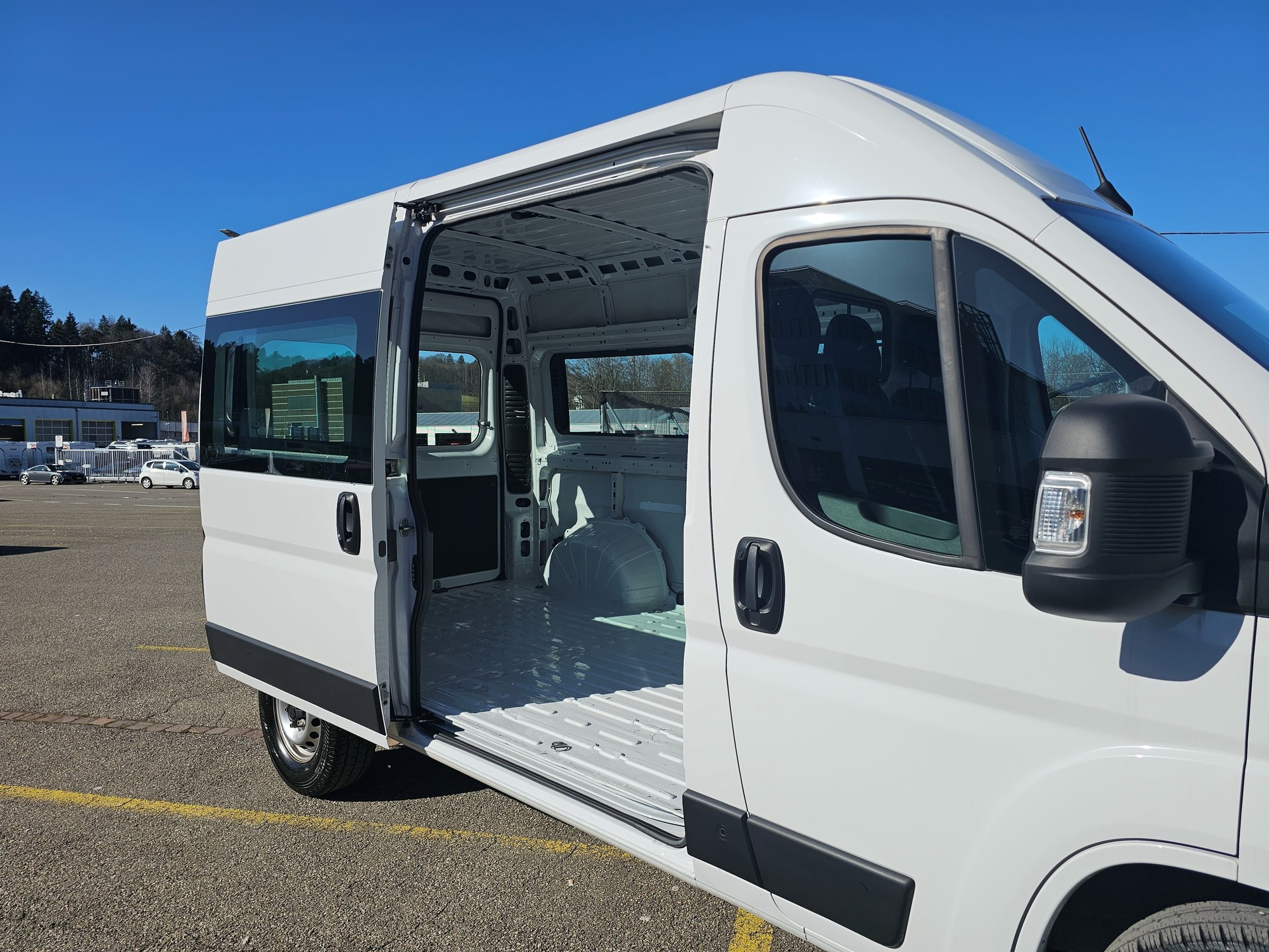 PEUGEOT Boxer 2.2 HDI 335 L2H2 verglast EAT8-image-12