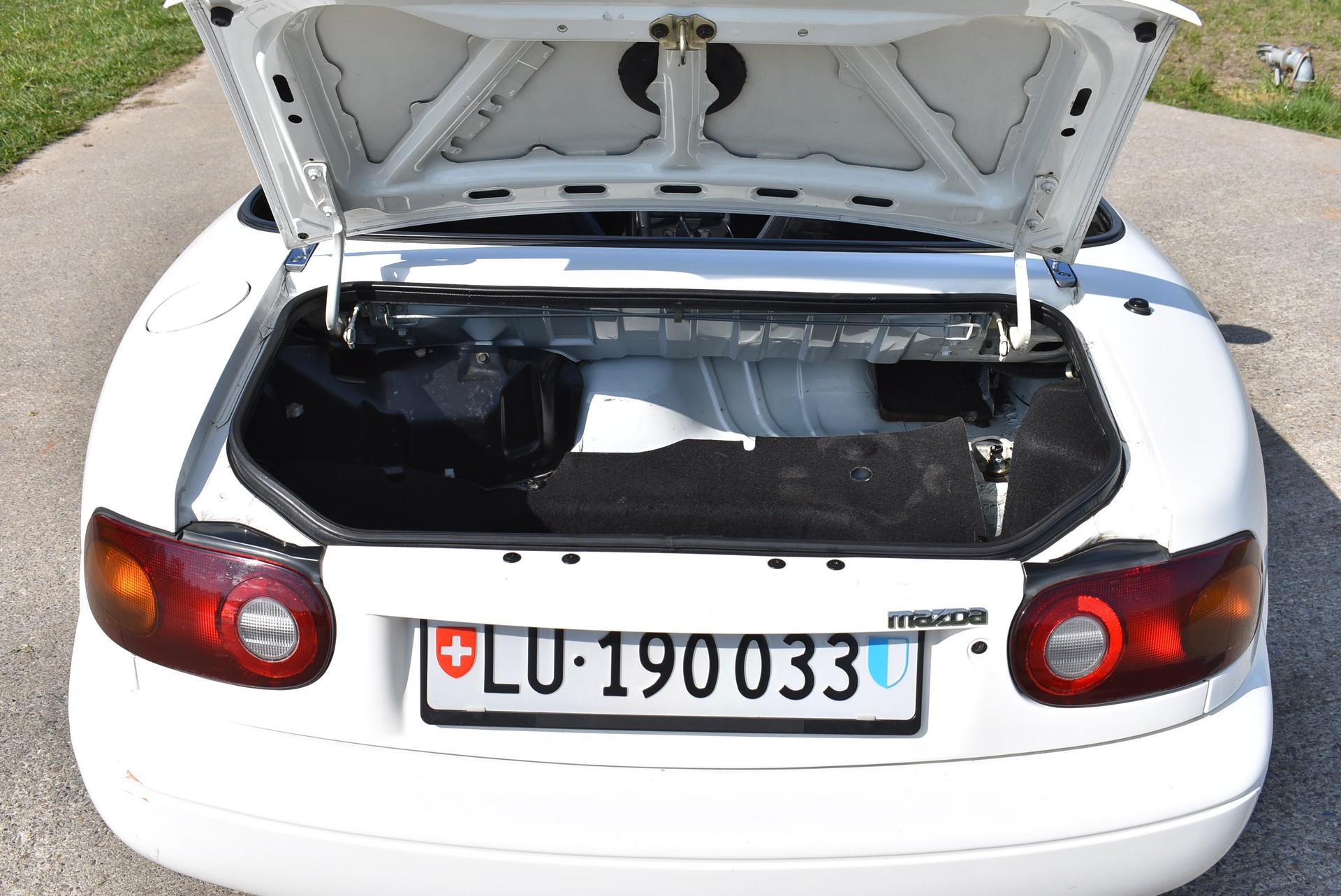MAZDA MX-5 1.6i-16-image-9