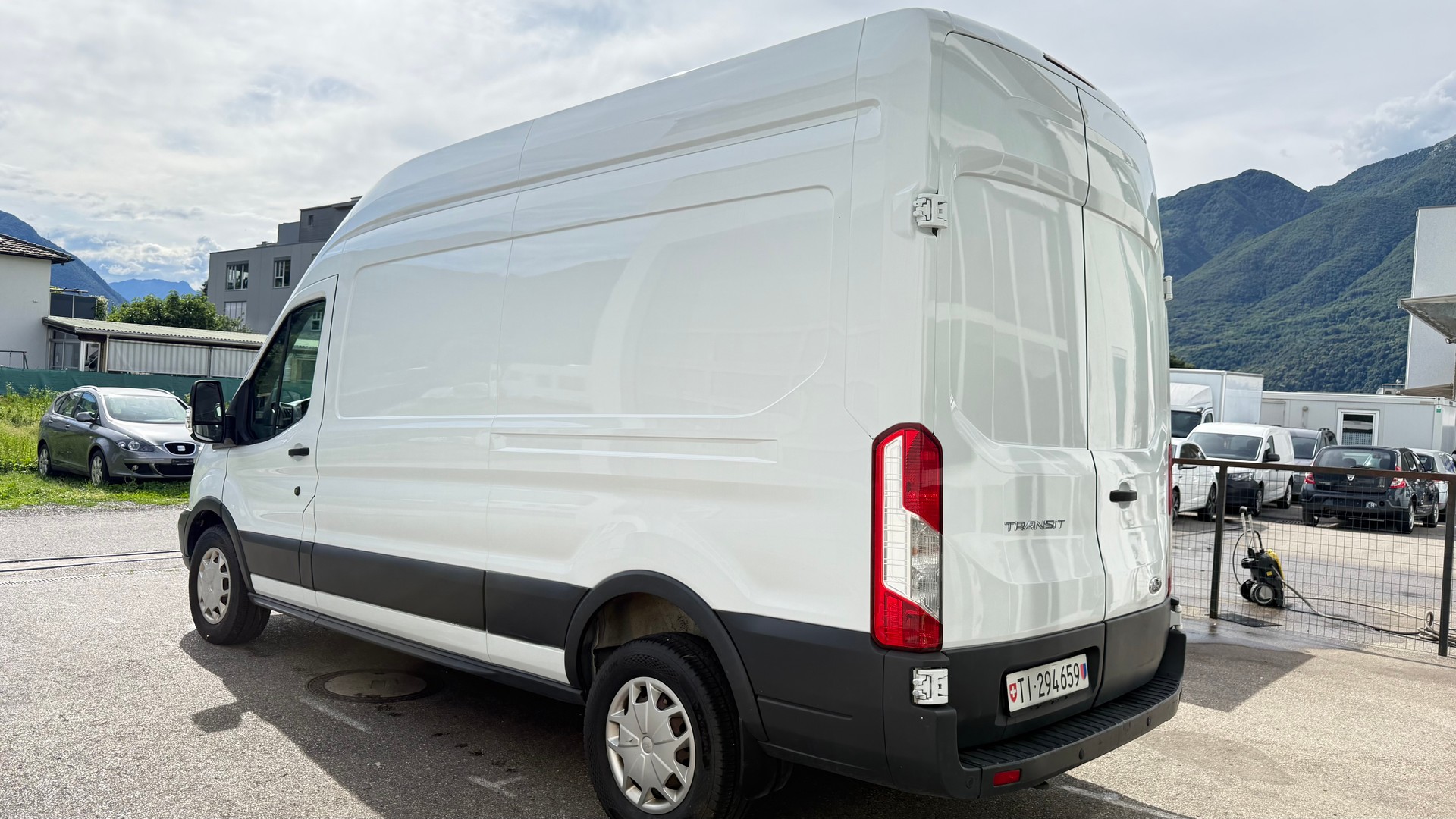 FORD Transit 2.2Diesel Van 330 L2H3 Trend FWD-image-3