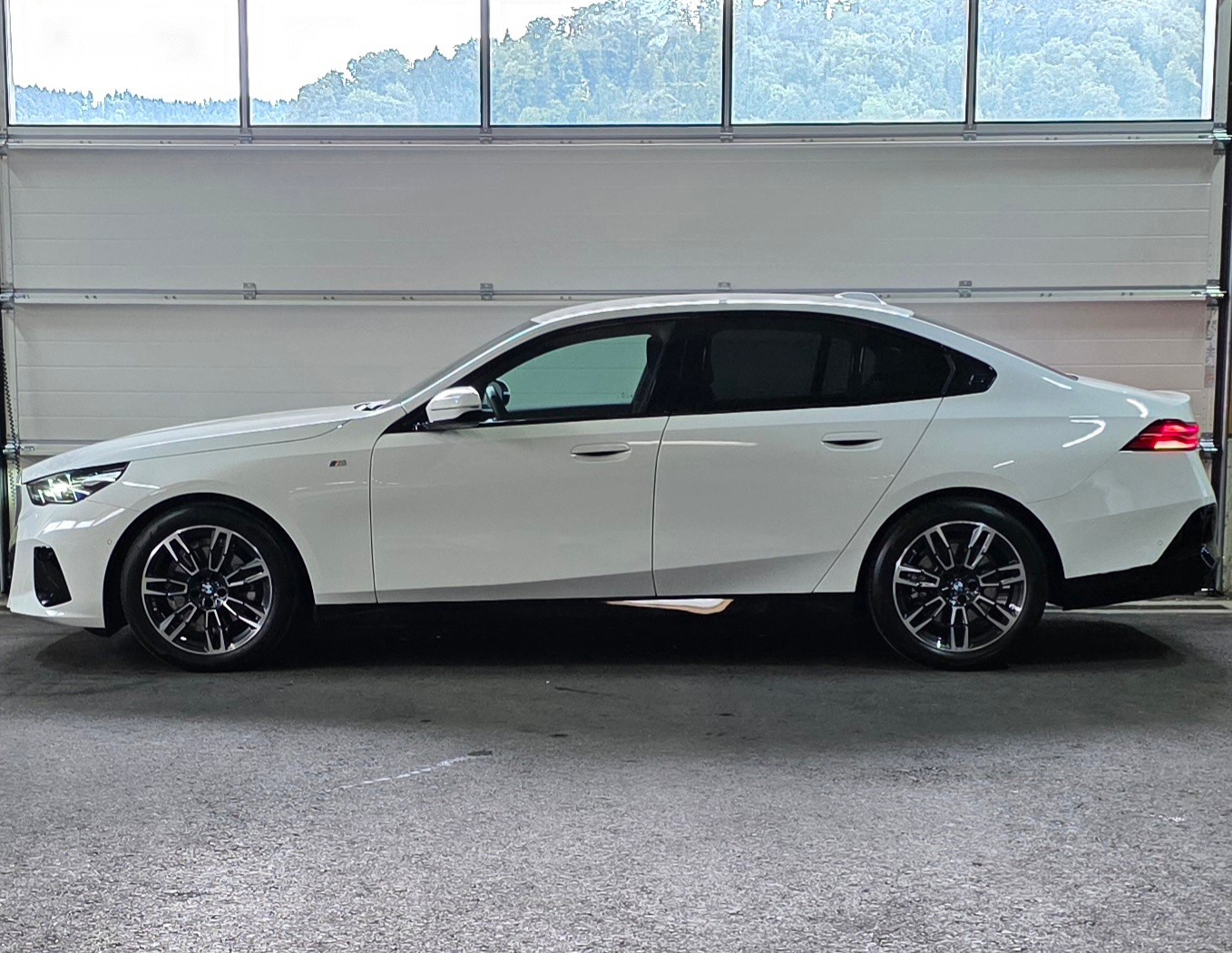BMW 520d 48V M Sport Steptronic *Sitzkühlung & Heizung*Rückfahrkamera*Elektrische Sitze*Ambientelicht*-showroom-element-1