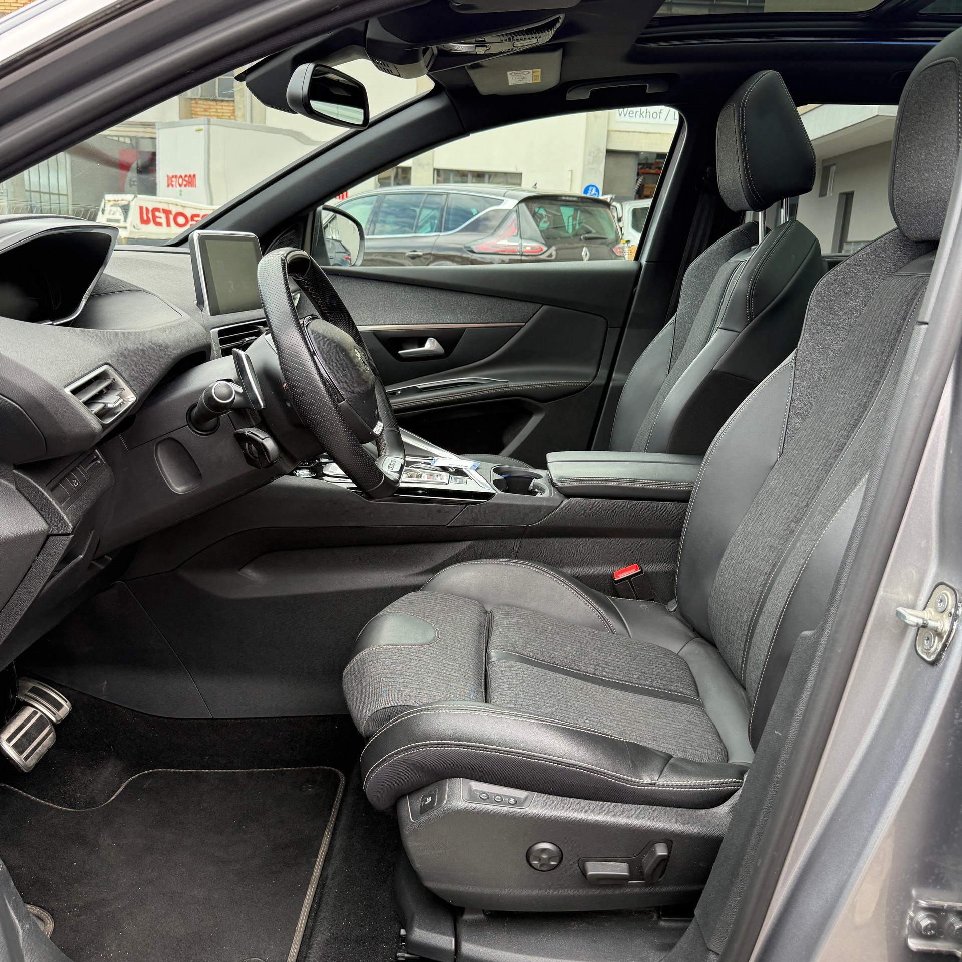 PEUGEOT 5008 1.6Pure Tech GT Line EAT8-image-8