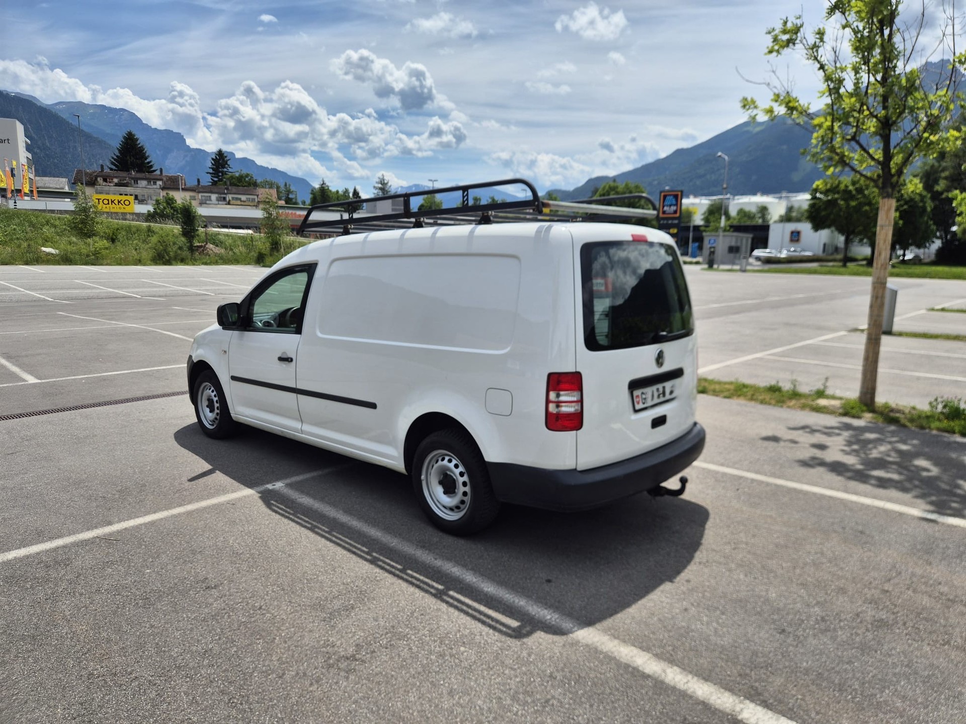 VW Caddy Maxi 2.0 TDI 4Motion-image-4