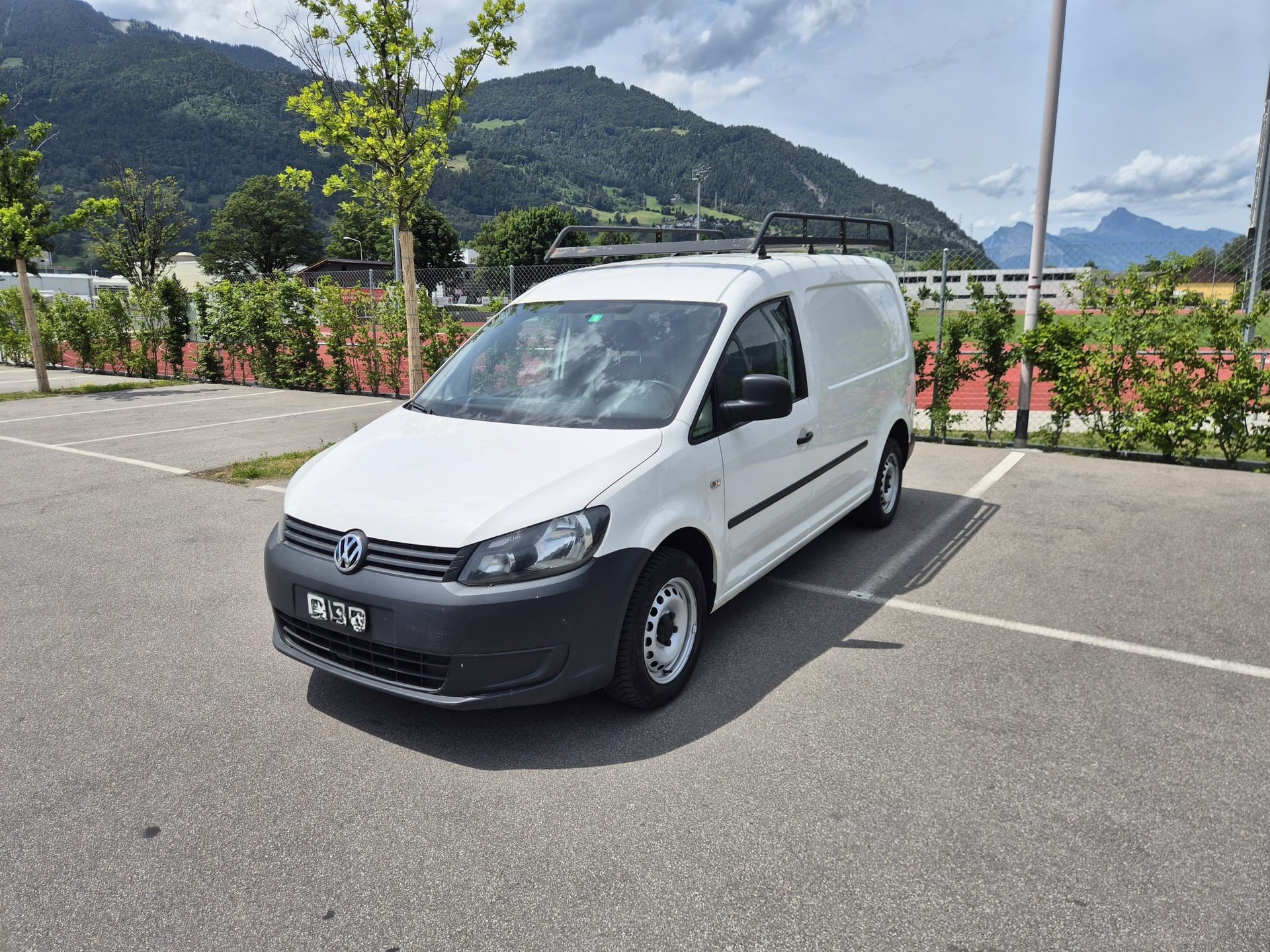 VW Caddy Maxi 2.0 TDI 4Motion-image-1