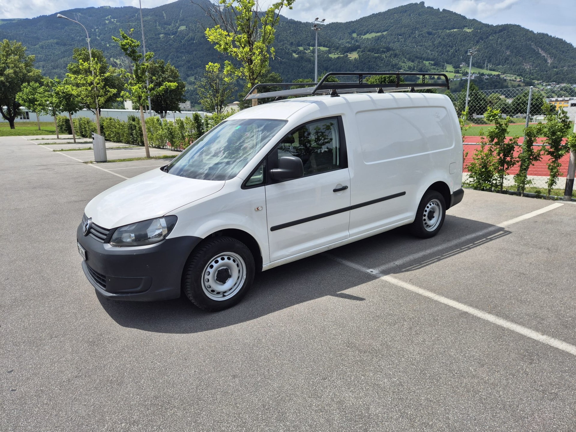 VW Caddy Maxi 2.0 TDI 4Motion-image-2