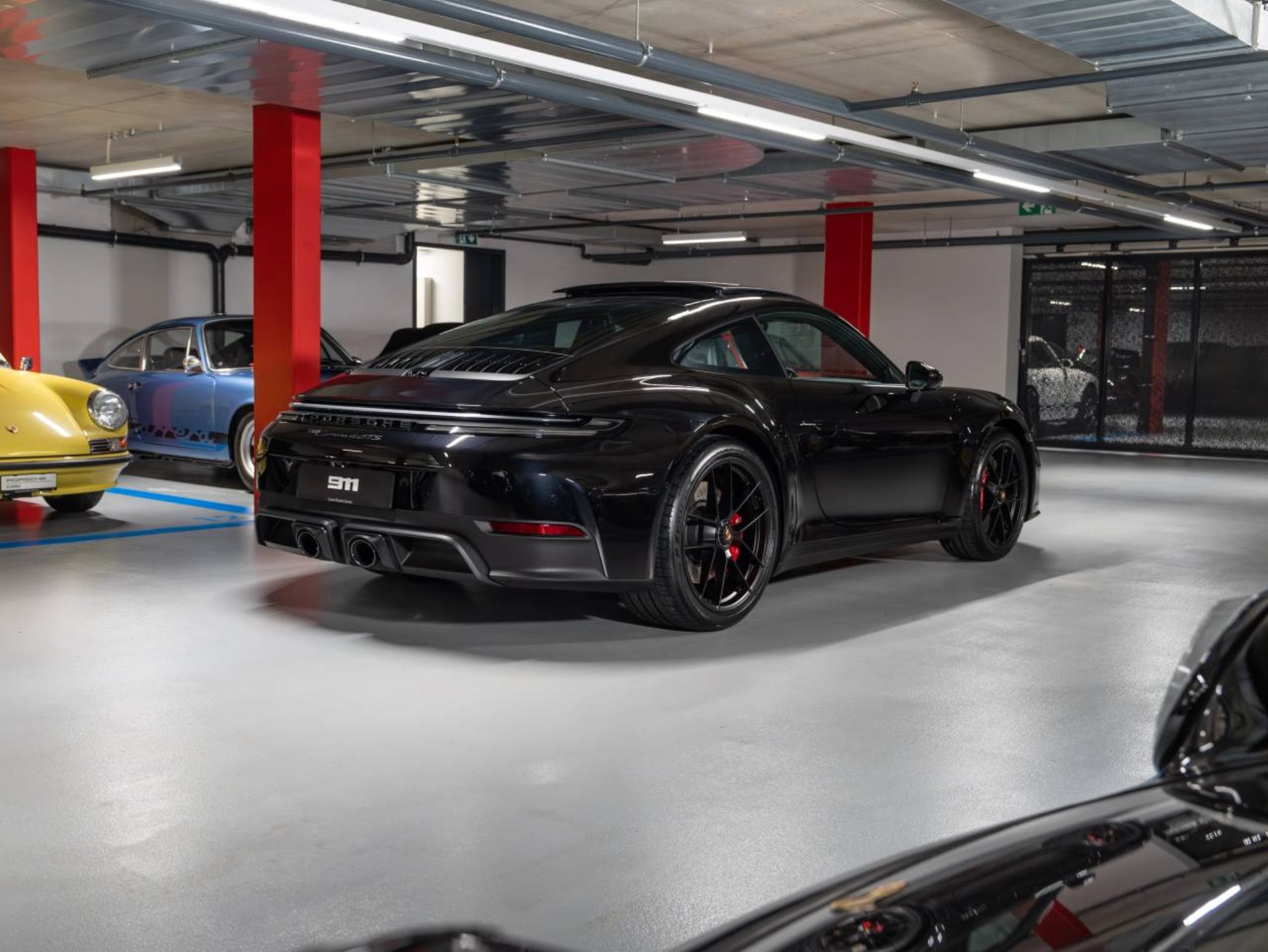PORSCHE 911 Carrera 4 GTS-image-4