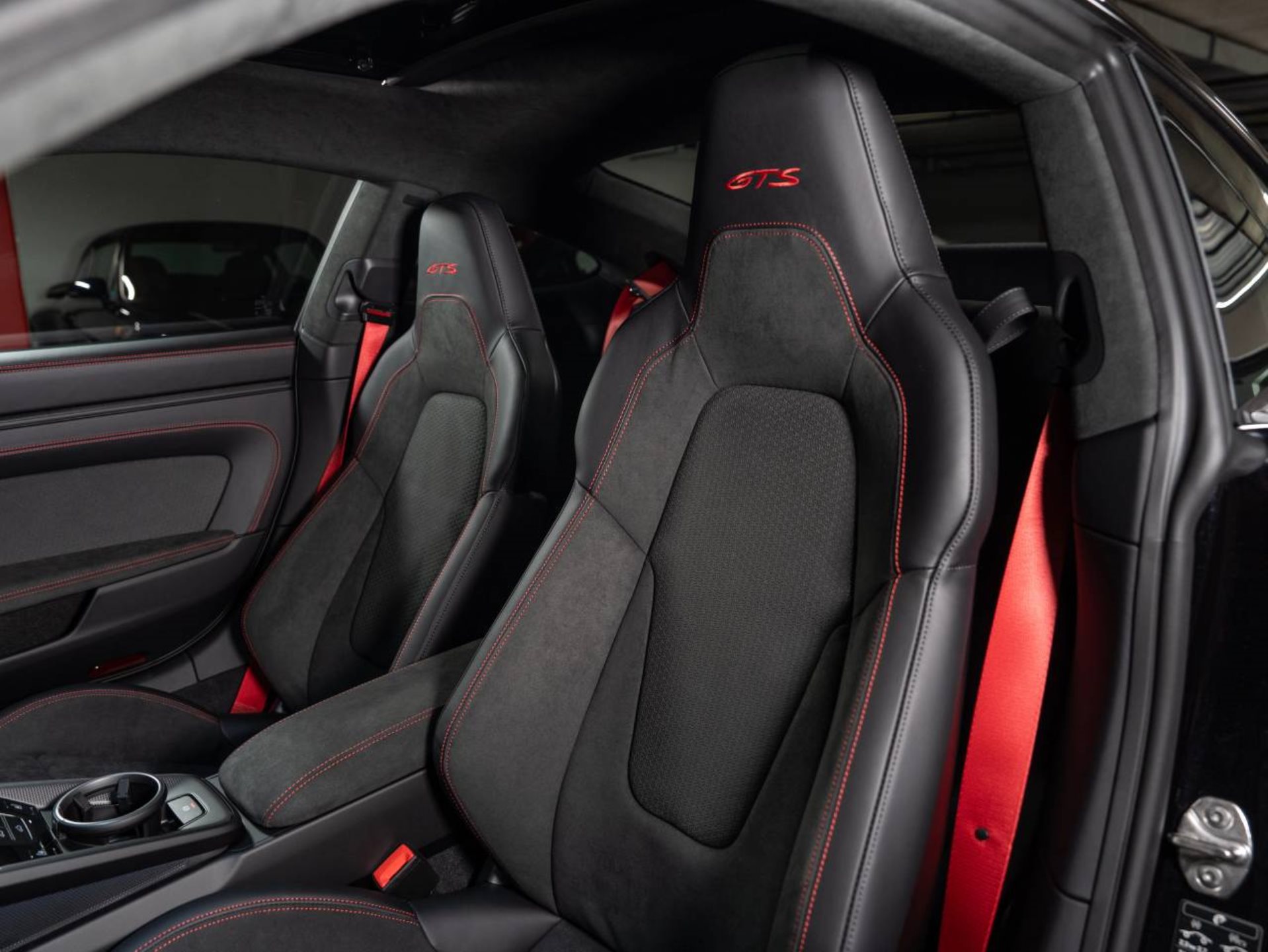 PORSCHE 911 Carrera 4 GTS-image-7