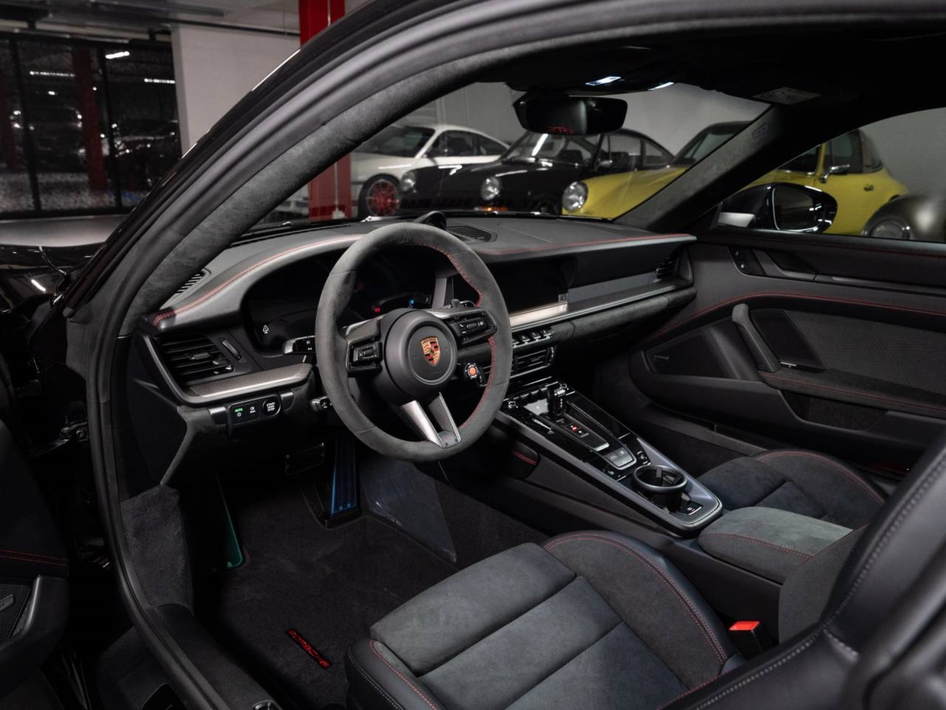 PORSCHE 911 Carrera 4 GTS-image-6