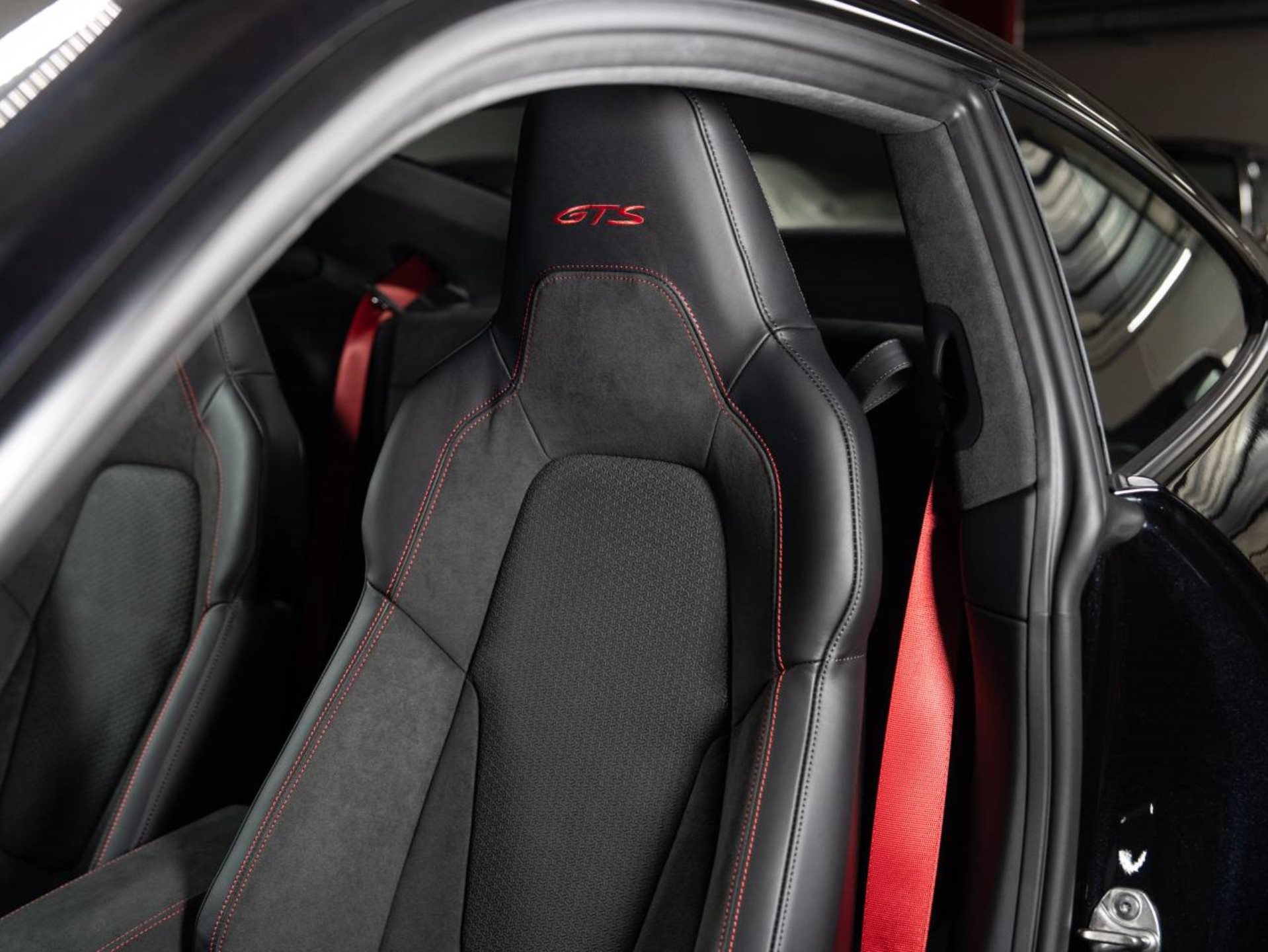 PORSCHE 911 Carrera 4 GTS-image-16