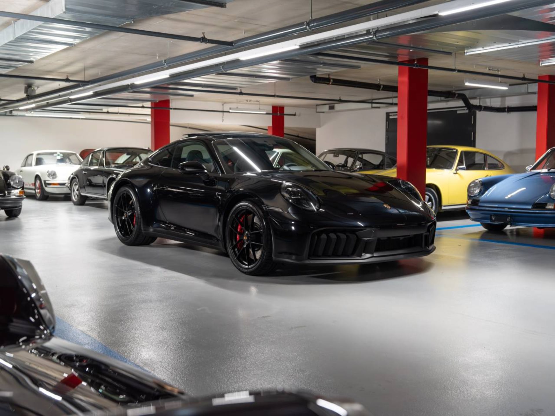 PORSCHE 911 Carrera 4 GTS-image-2