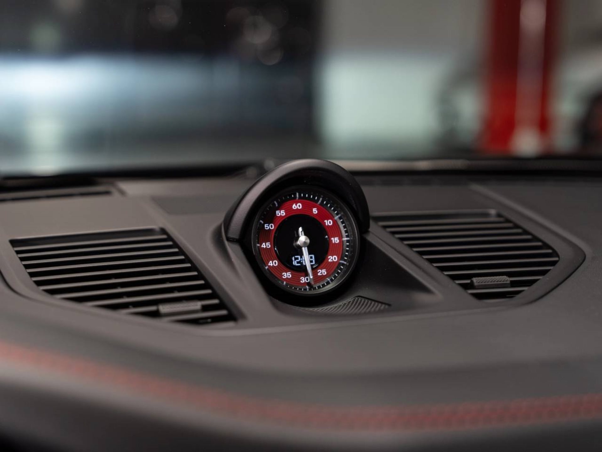 PORSCHE 911 Carrera 4 GTS-image-12