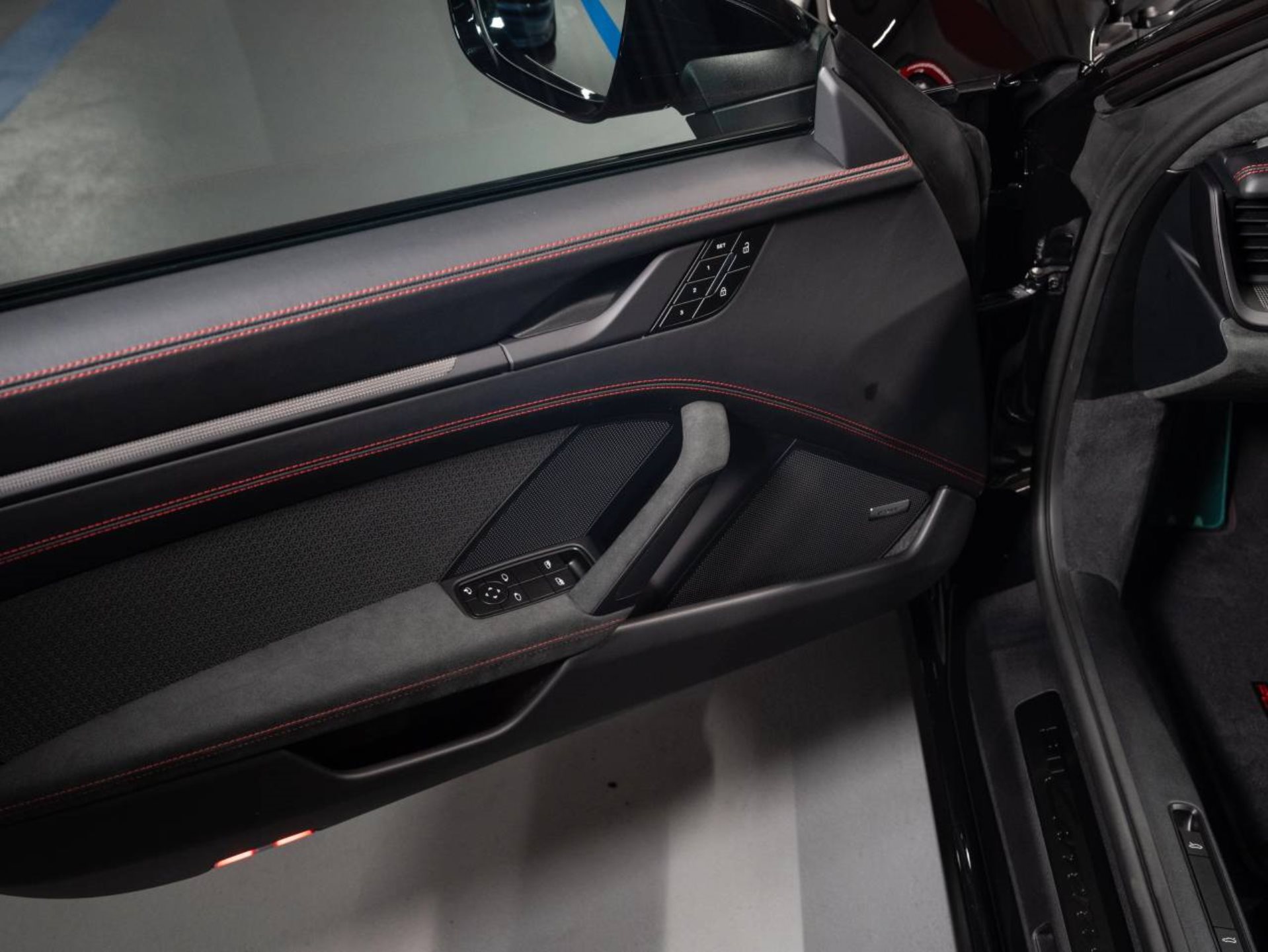 PORSCHE 911 Carrera 4 GTS-image-9