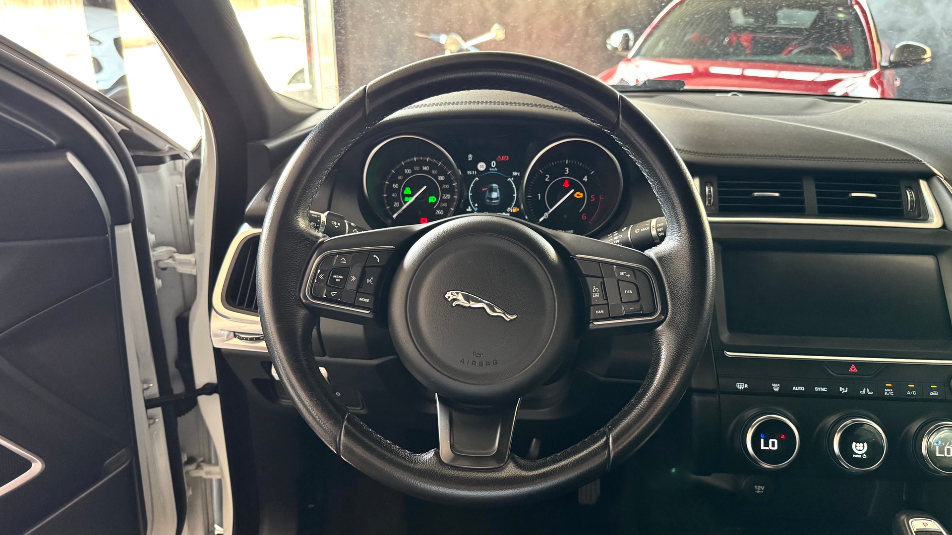 JAGUAR E-Pace 2.0d D150 SE AWD Automatik-image-7