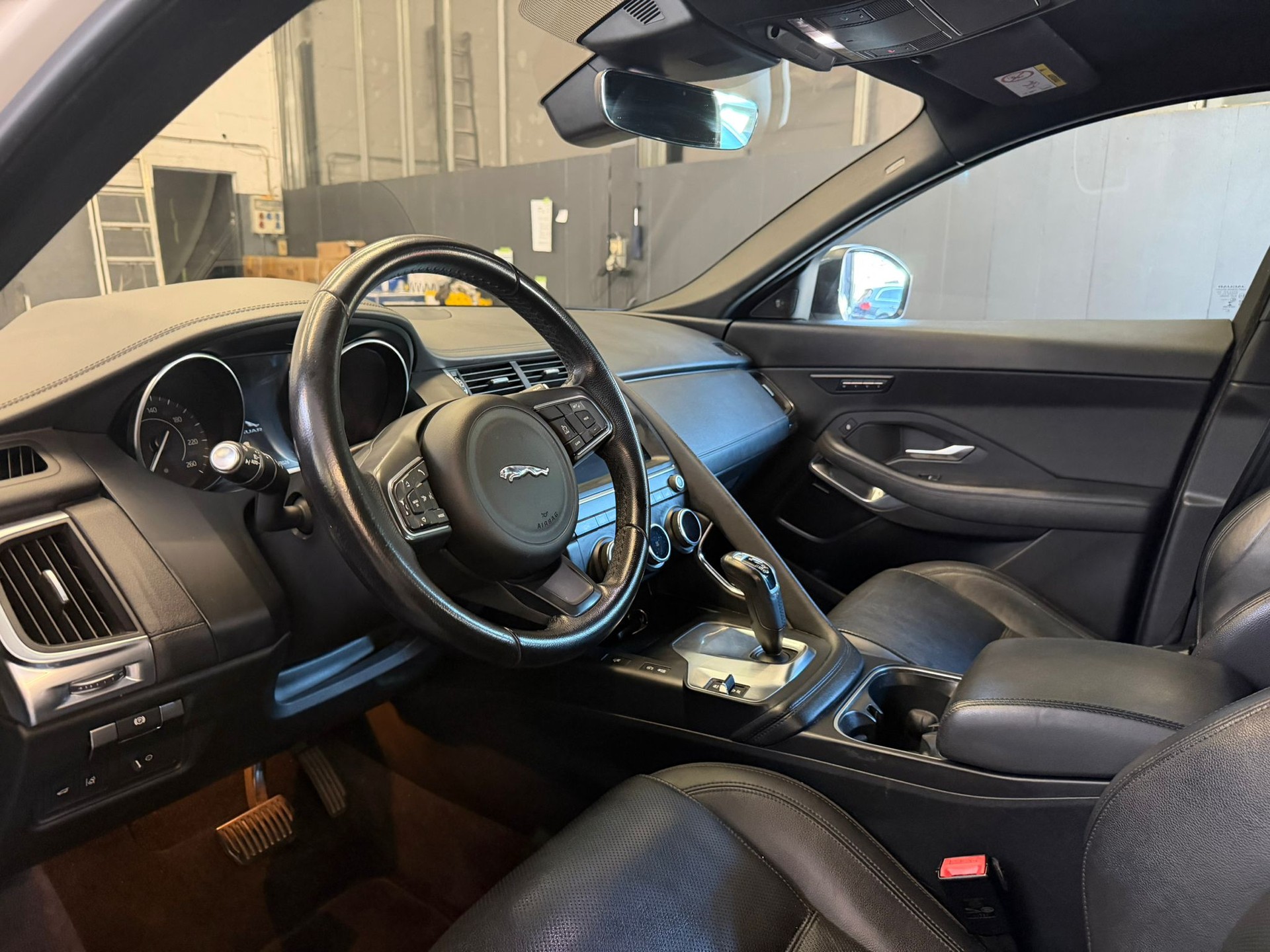 JAGUAR E-Pace 2.0d D150 SE AWD Automatik-image-1