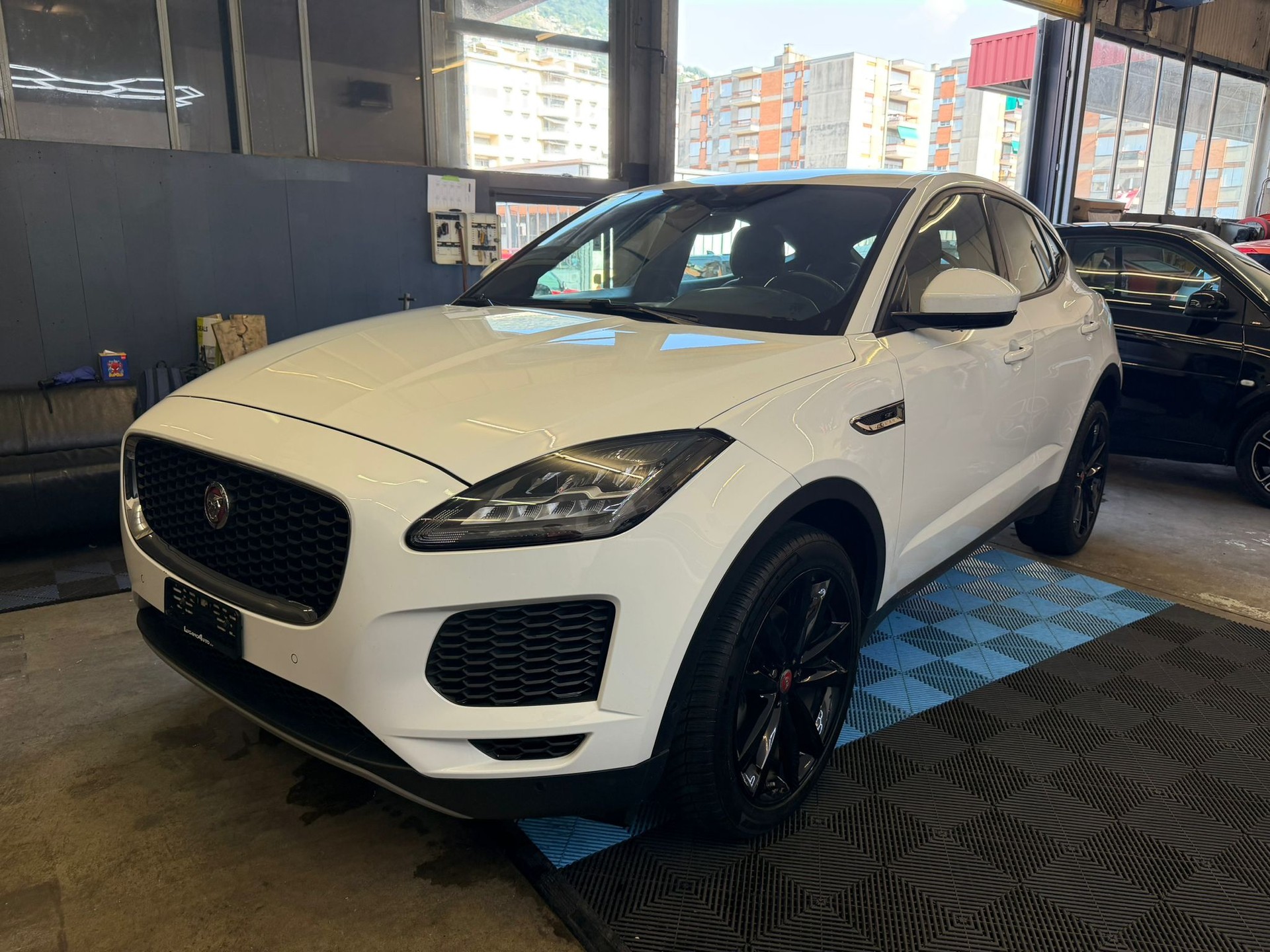 JAGUAR E-Pace 2.0d D150 SE AWD Automatik-image-0