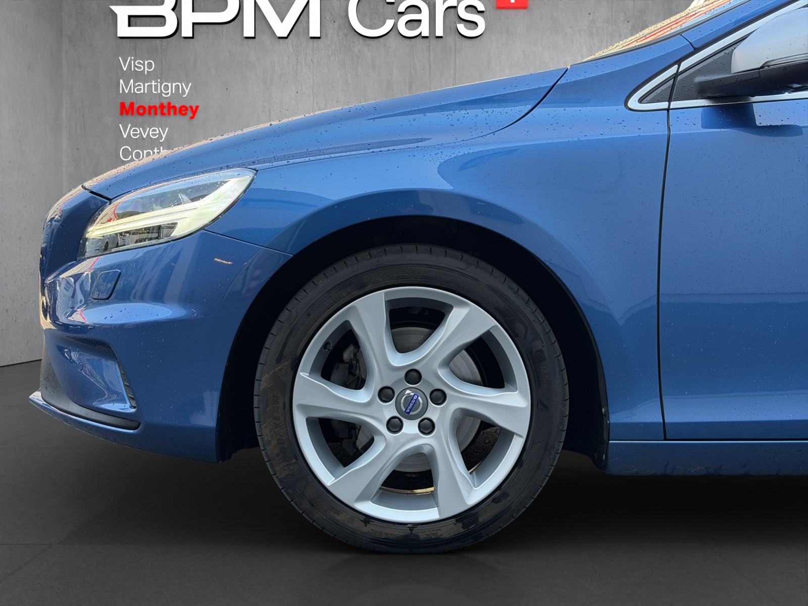 VOLVO V40 T3 Momentum R-Design-image-6