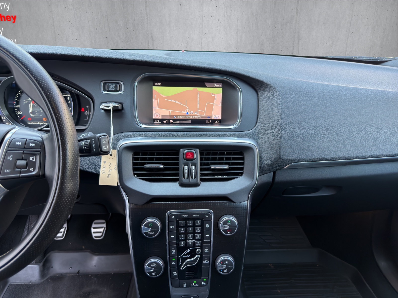 VOLVO V40 T3 Momentum R-Design-image-12