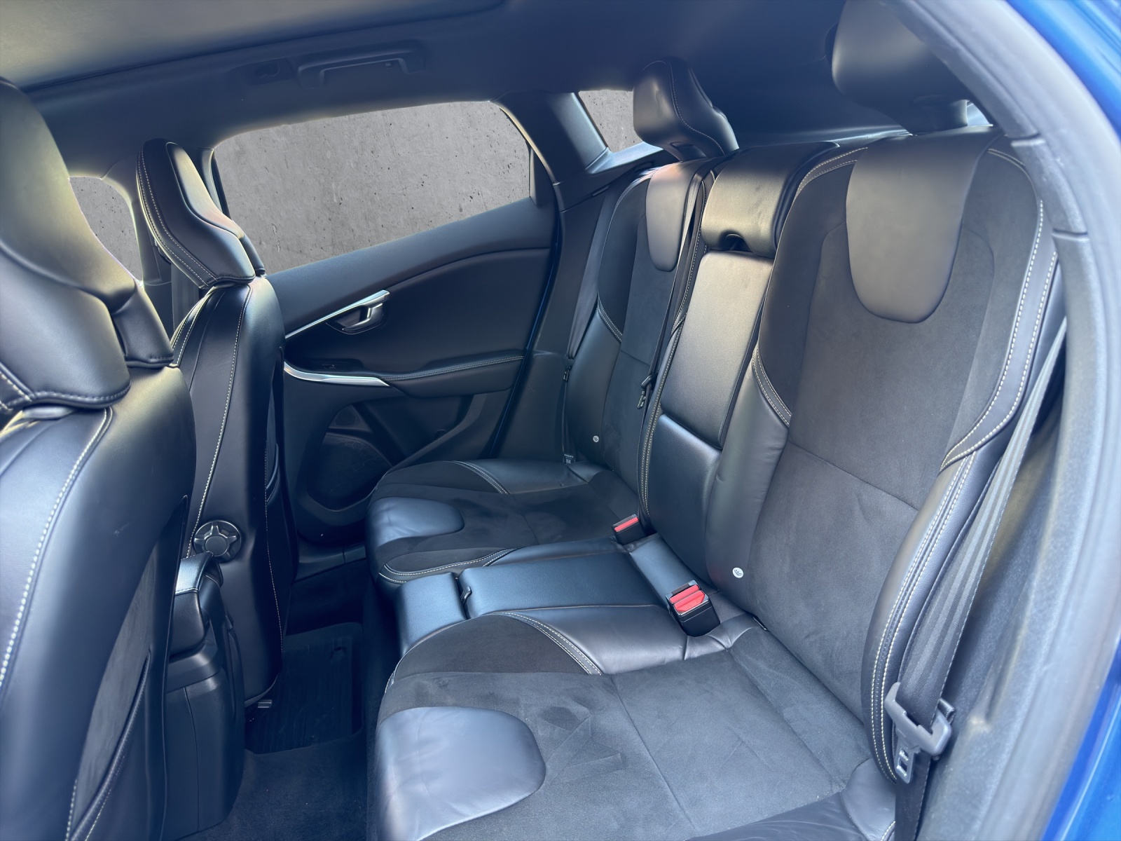 VOLVO V40 T3 Momentum R-Design-image-14