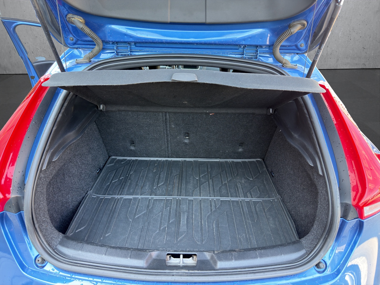 VOLVO V40 T3 Momentum R-Design-image-15