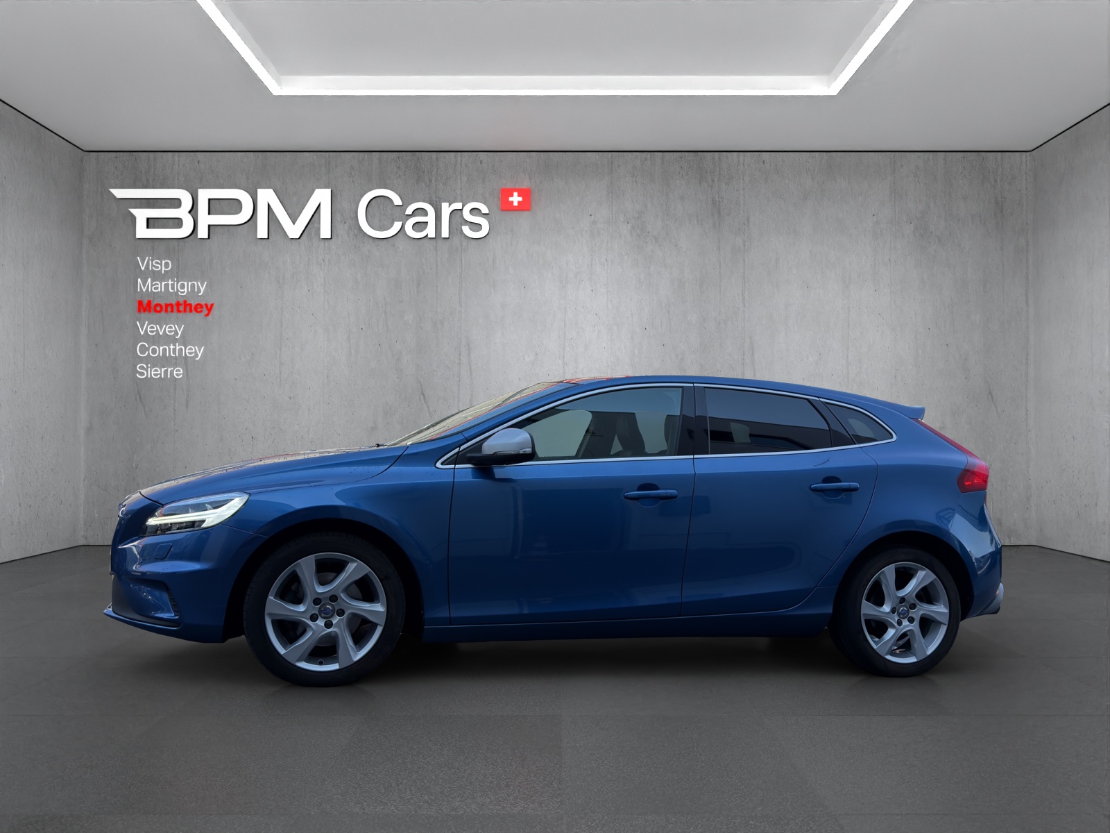 VOLVO V40 T3 Momentum R-Design-image-7