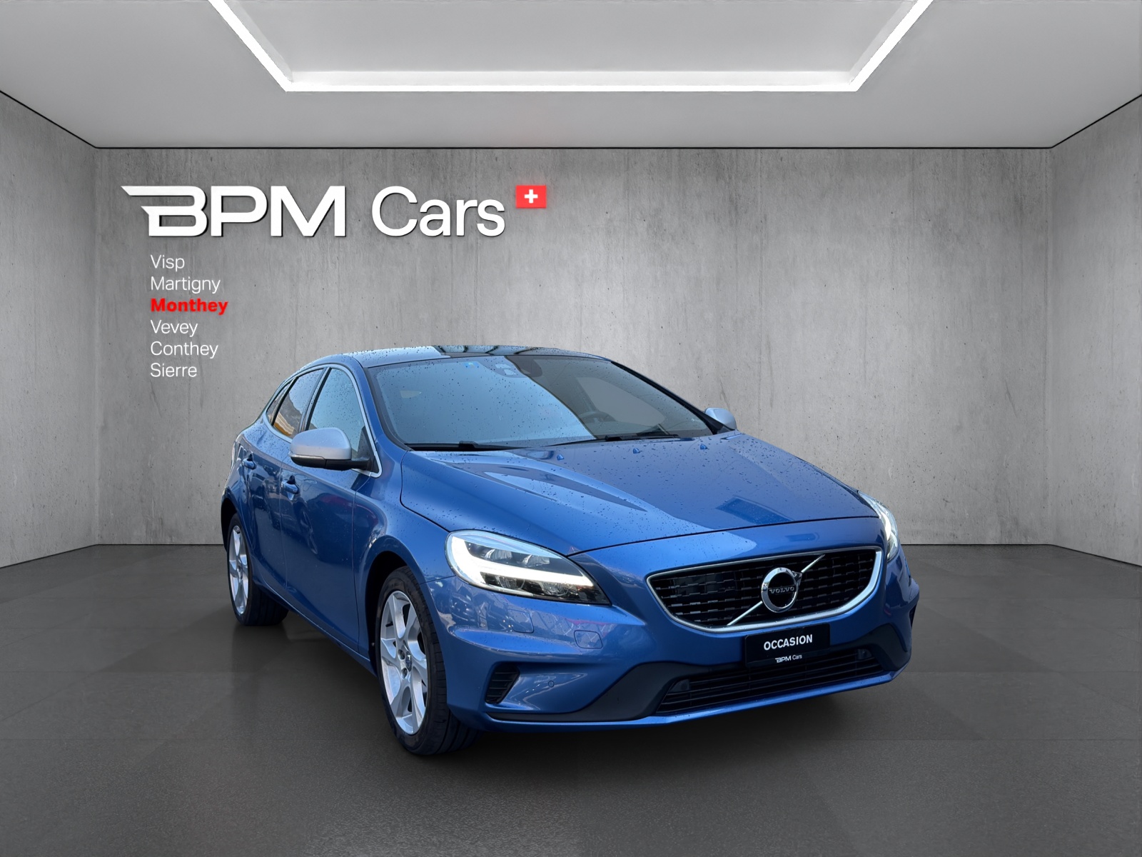 VOLVO V40 T3 Momentum R-Design-image-2