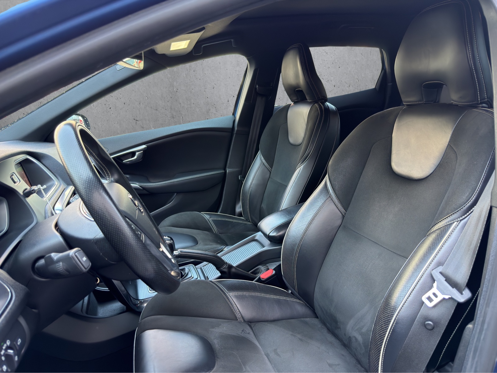 VOLVO V40 T3 Momentum R-Design-image-9