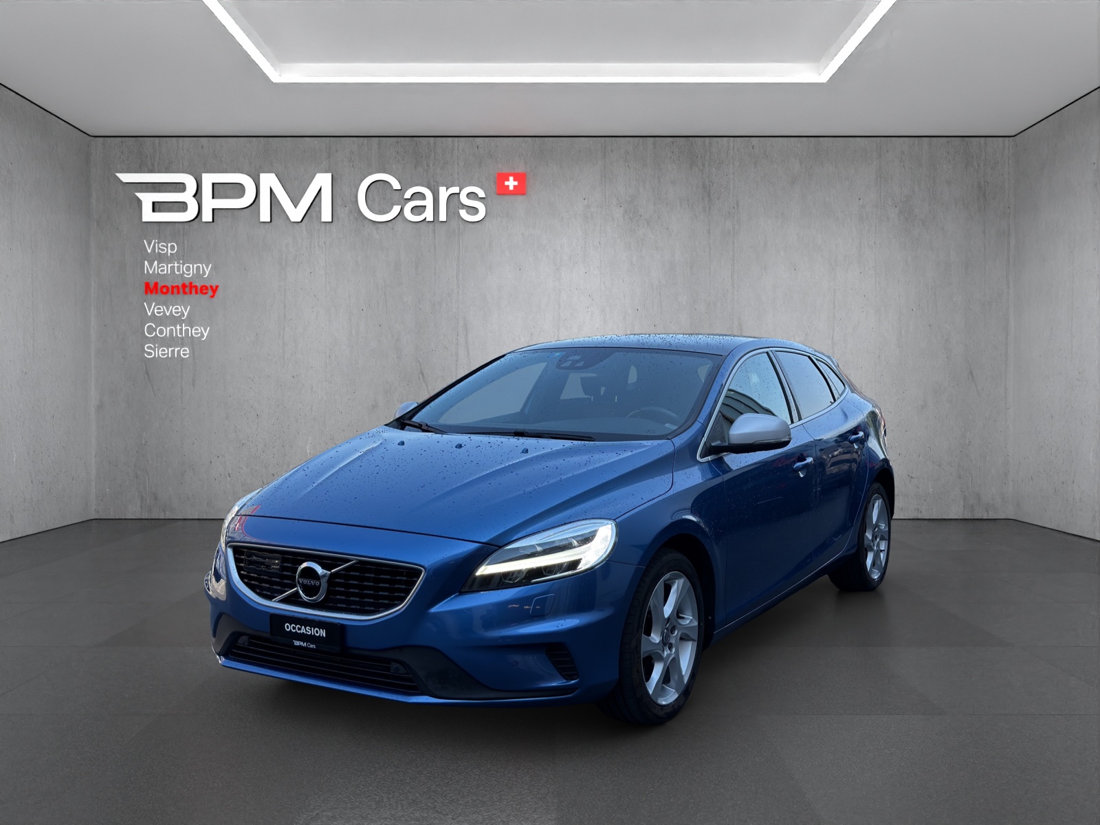 VOLVO V40 T3 Momentum R-Design-image-0