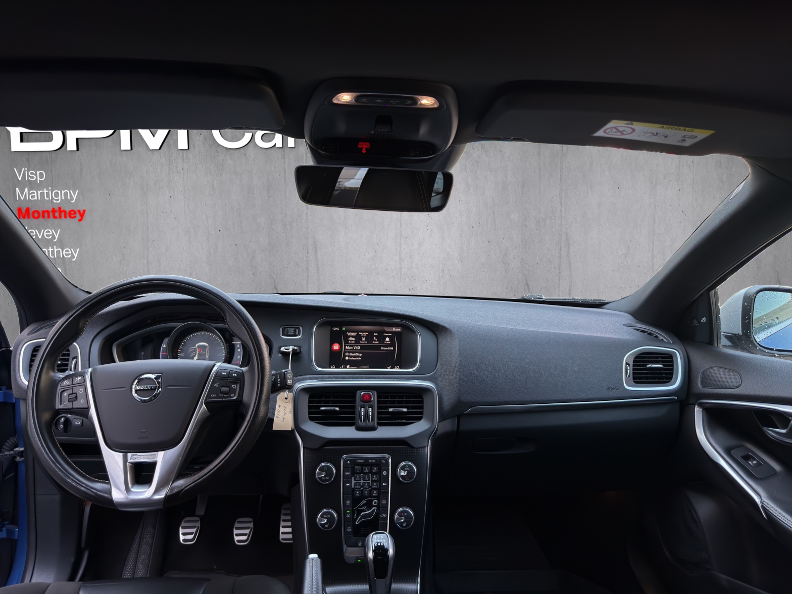 VOLVO V40 T3 Momentum R-Design-image-13